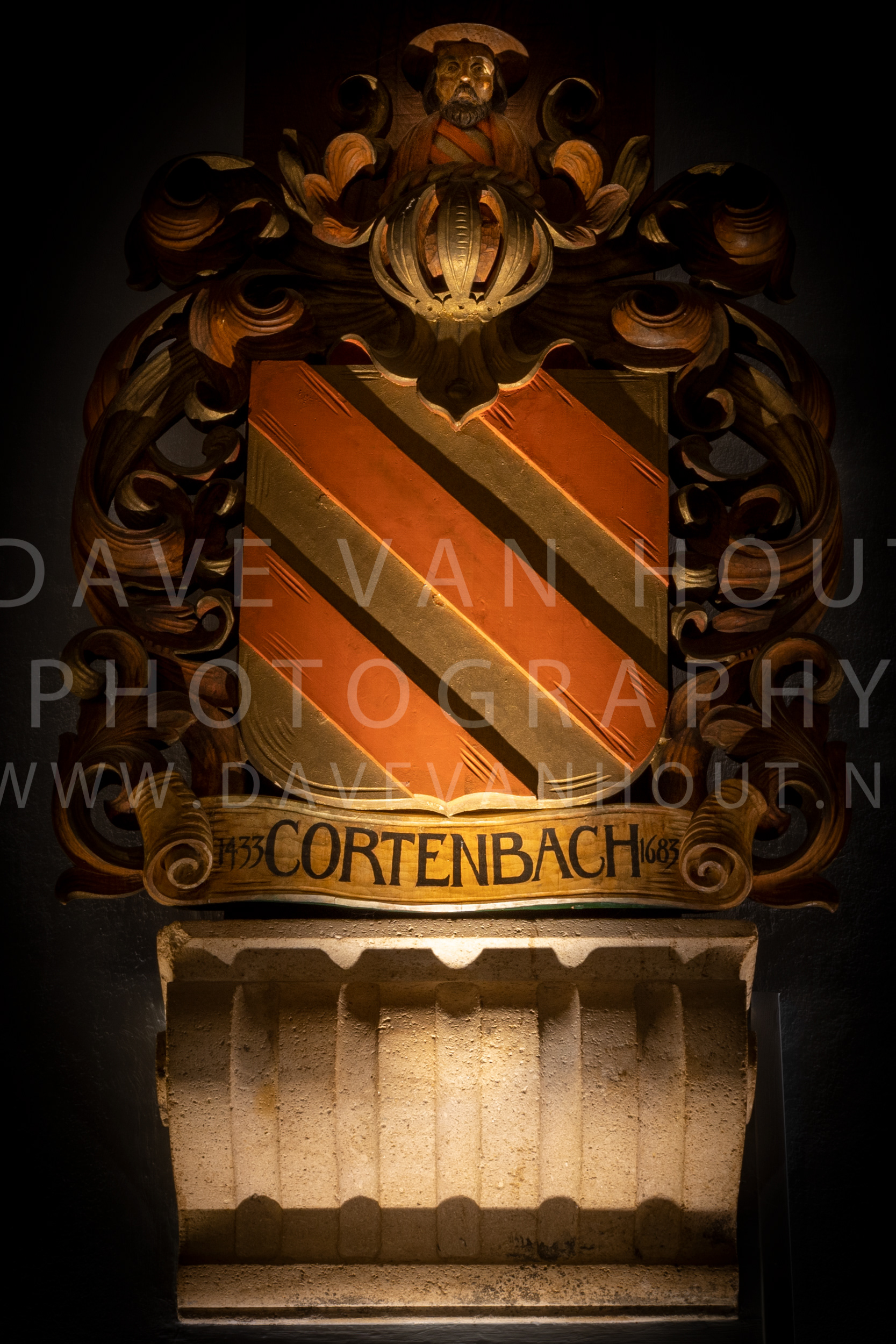 004 120 Schilden Raadzaal