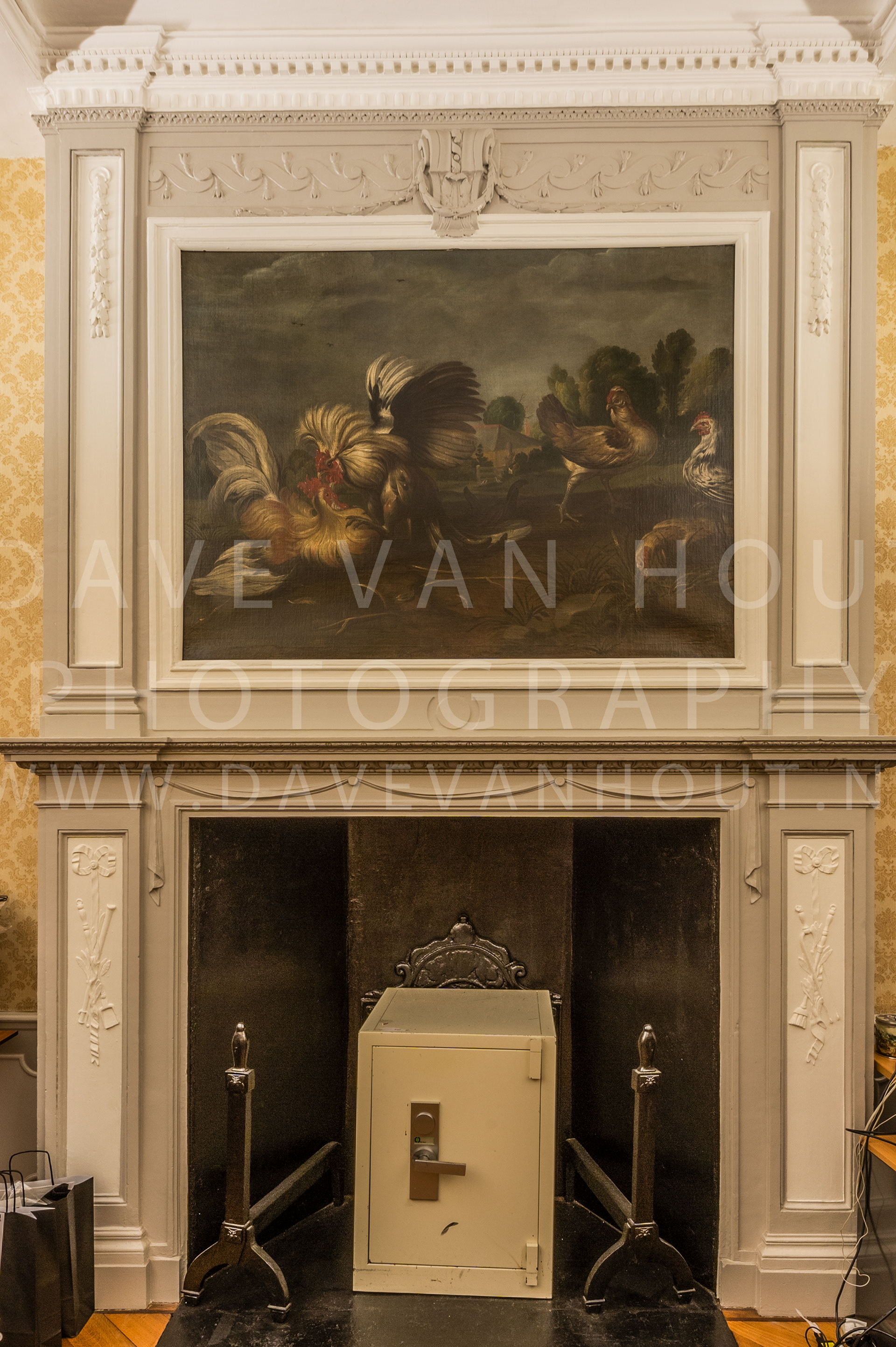 001 051 Witte kamer schoorsteenmantel hanengevecht