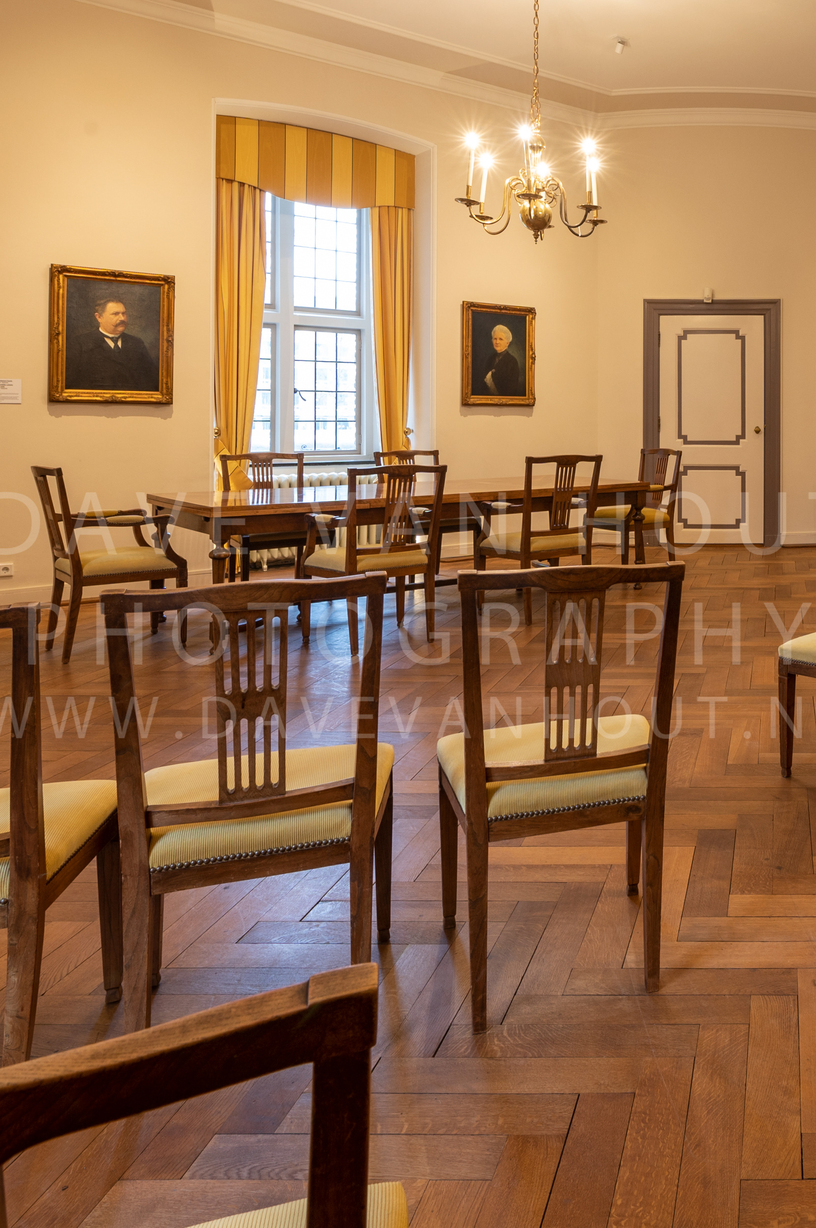 005 090 Stucrelief mondaine kamer
