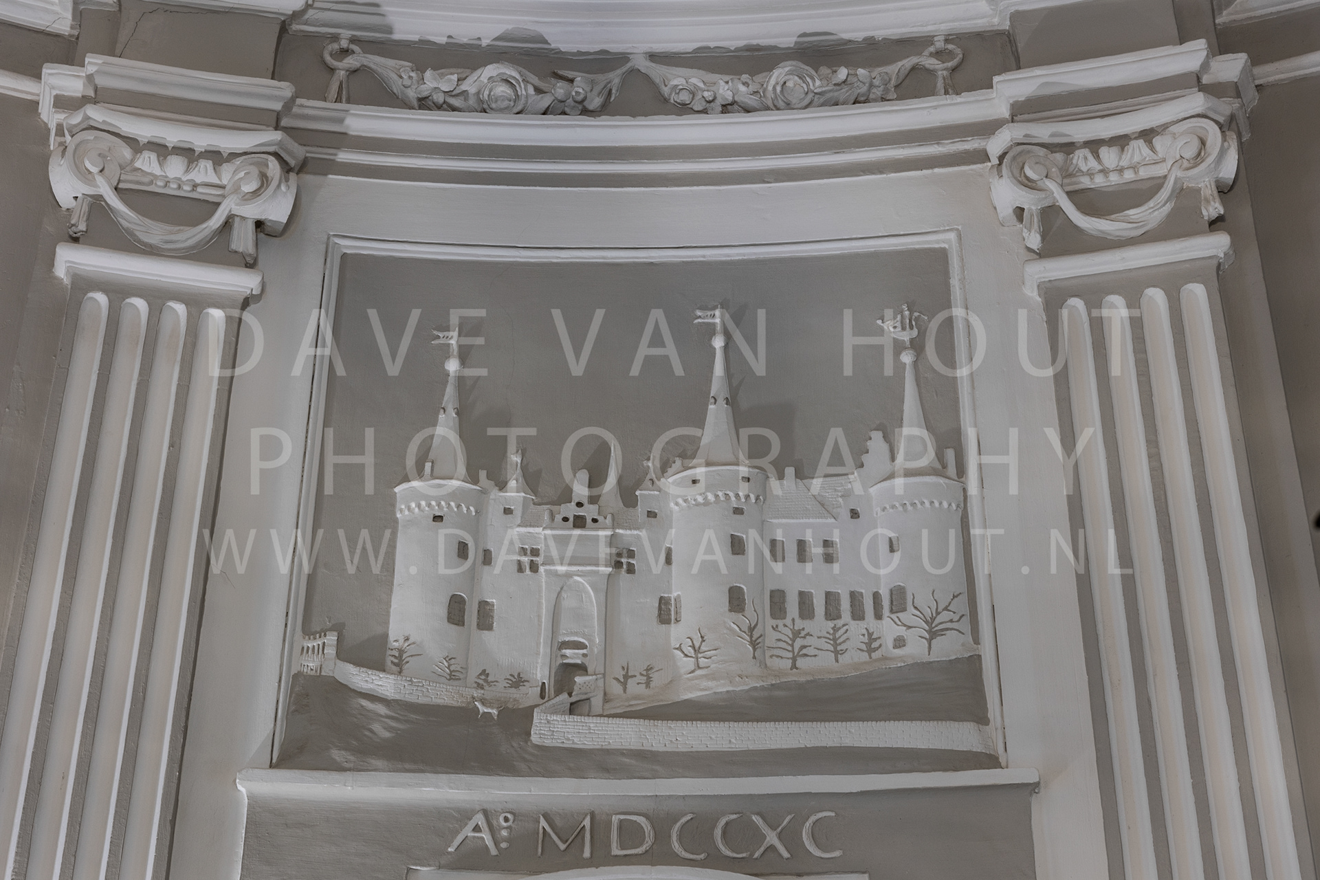 008 090 Stucrelief mondaine kamer