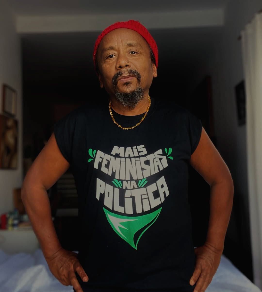 Chico César, usando camiseta 'Mais Feministas na Política'