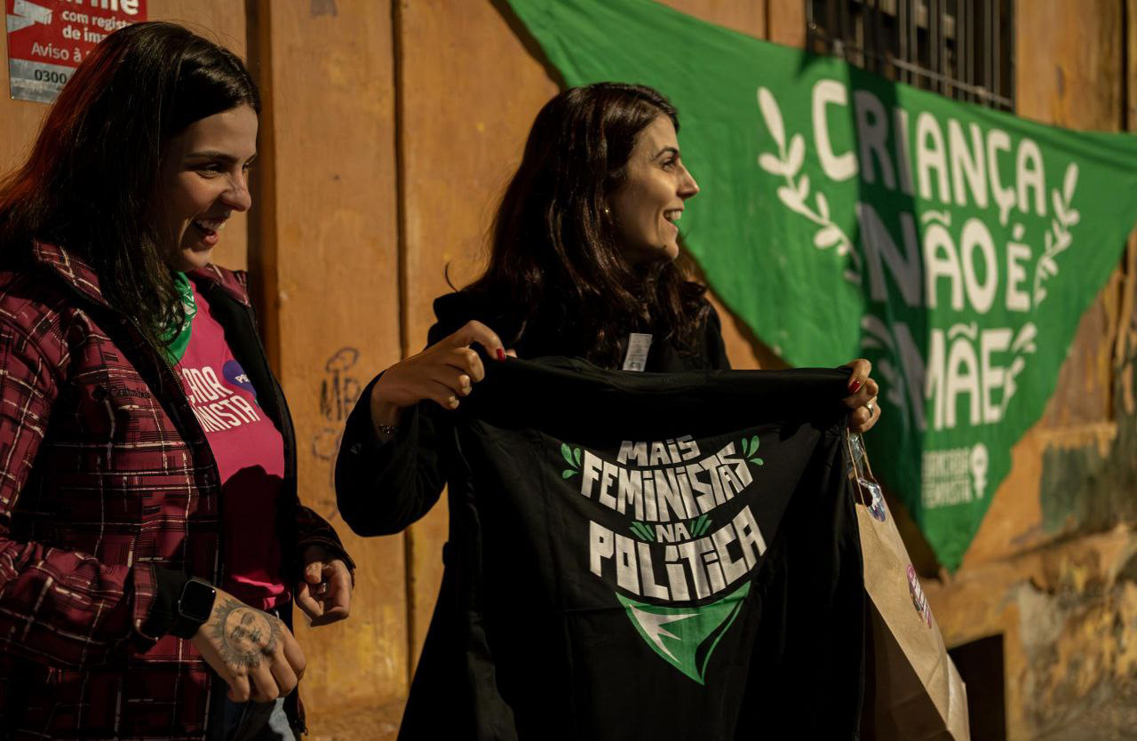 Manuela d'Ávila com camiseta Mais Feministas na Política
