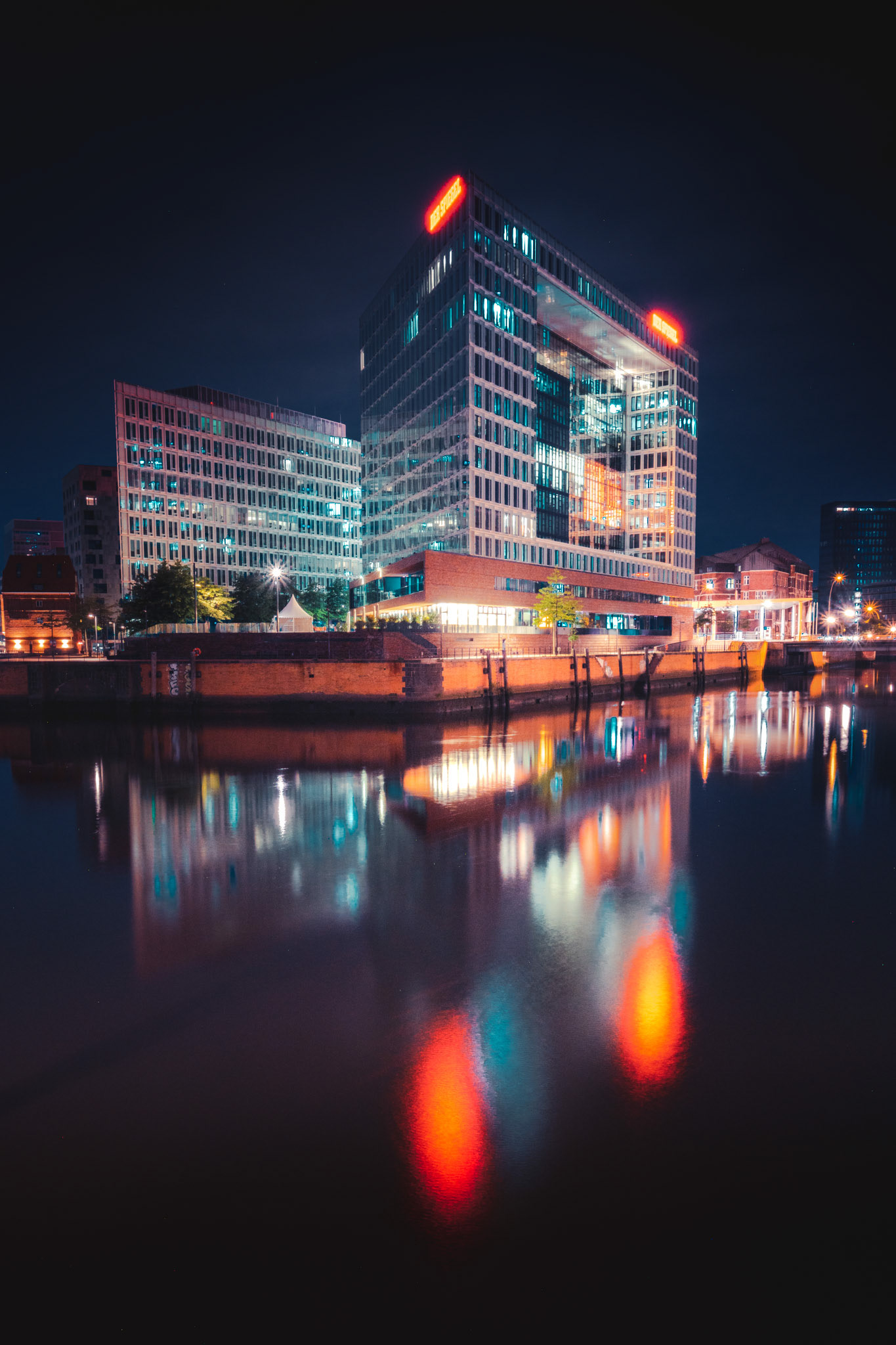 Spiegelgebäude bei Nacht