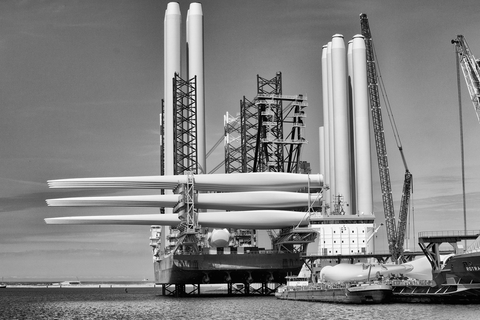 Jack-up Vessel Wind Osprey haalt windmolens op op Tweede Maasvlakte