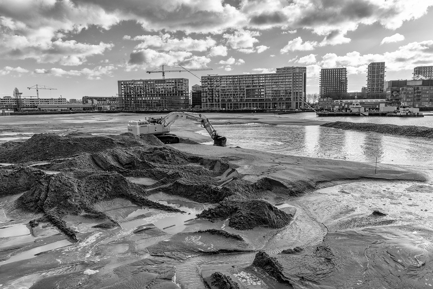 Rijnhaven Rotterdam. Nieuw land in aanleg