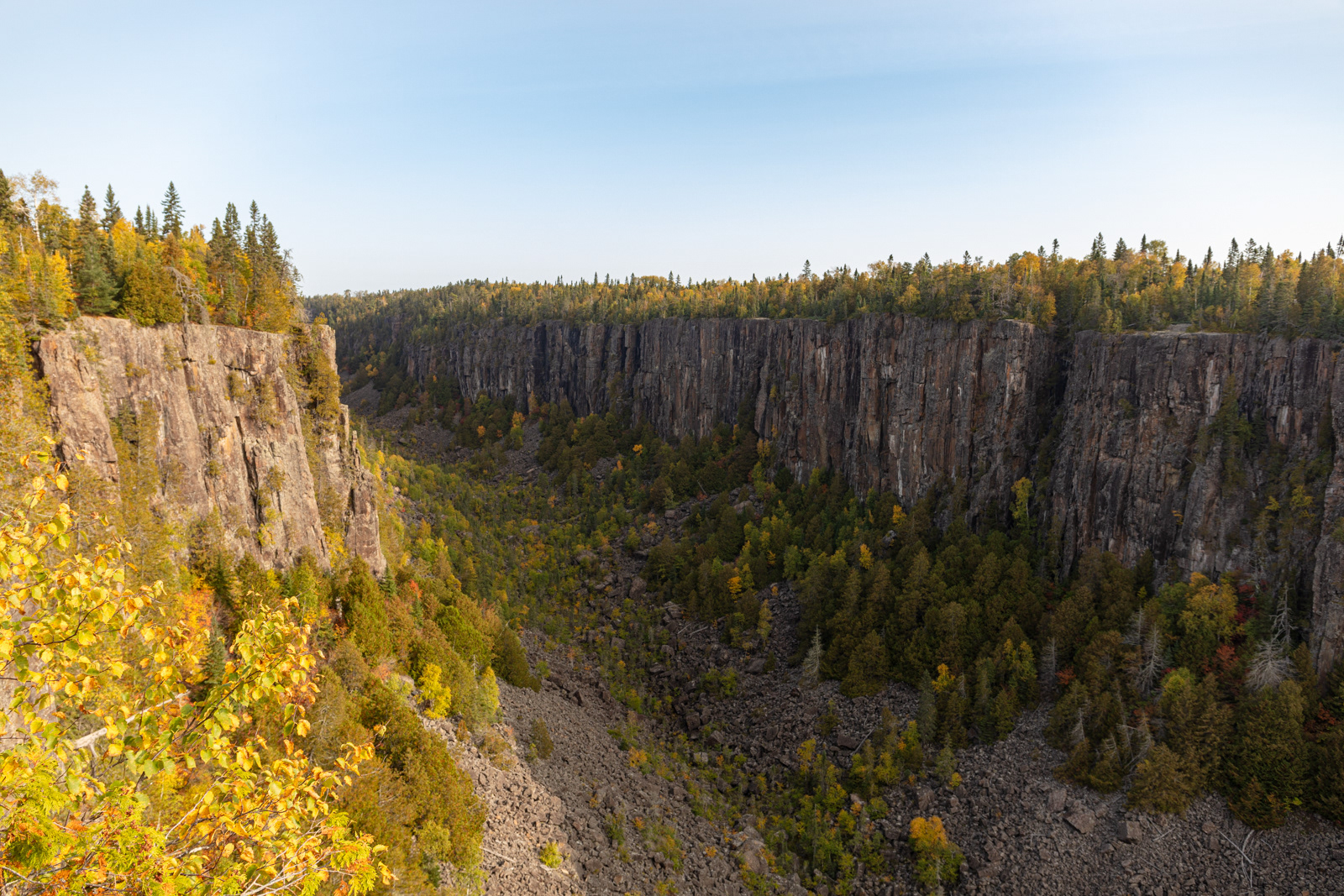  Ouimet Canyon Provincial Nature Reserve Park  •  Ouimet Canyon Trail