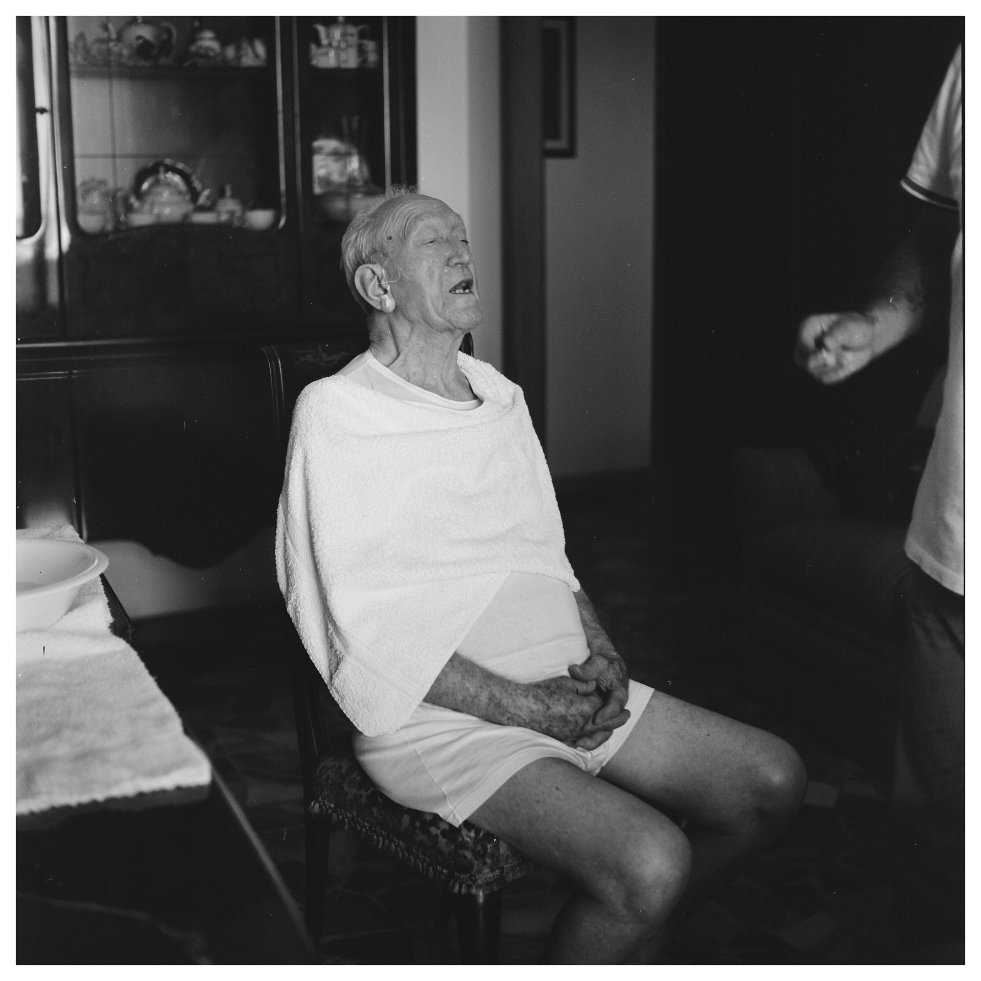 Foto di un anziano seduto in un salotto che si è appena fatto tagliare la barba - progetto autoriale Andrea Palumbo fotografo