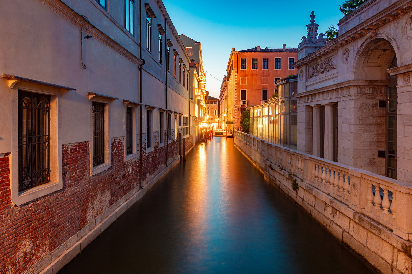 Kanal in Venedig in der Abenddämmerung