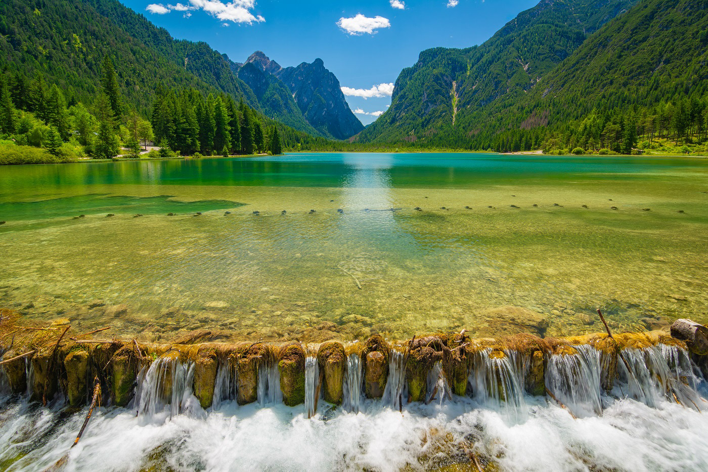 Kleiner Wasserfall am Toblacher See in den Dolomiten