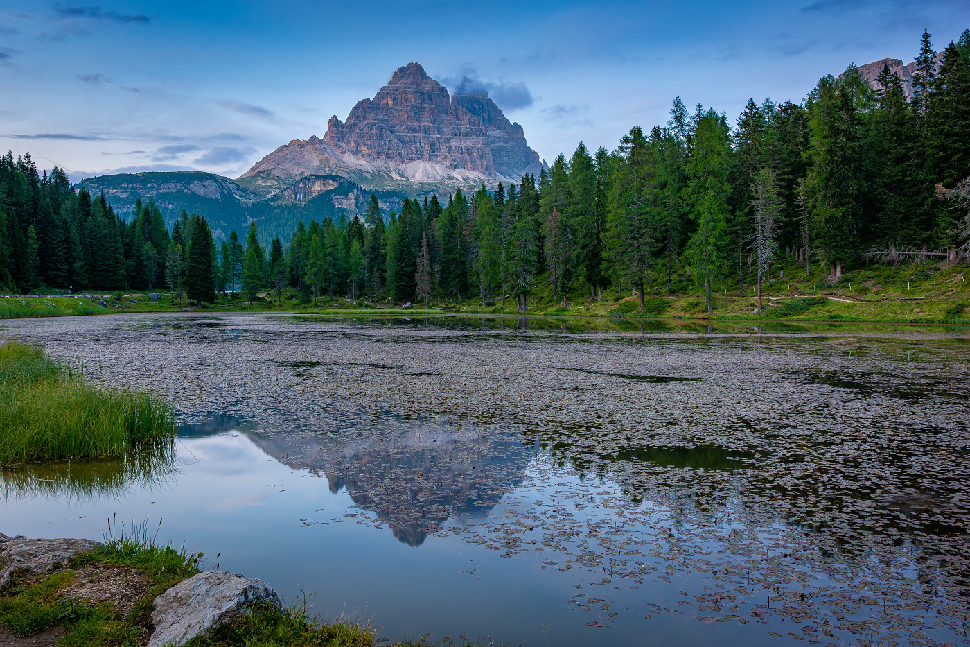 Lago Antorno in den Dolomiten am Abend