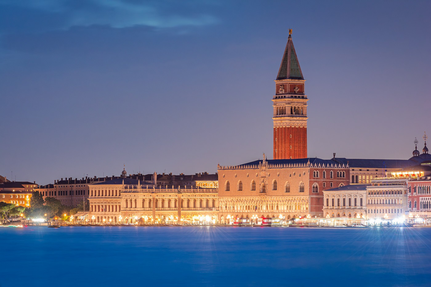 Markusplatz mit Dogenpalast und Markusturm in Venedig am Abend