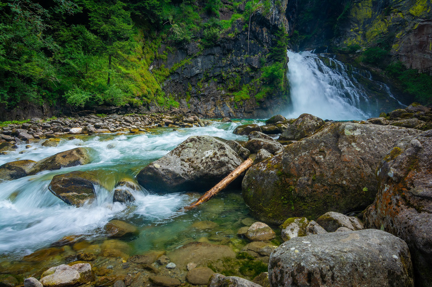 Reinbach-Wasserfall an einem Tag im Sommer
