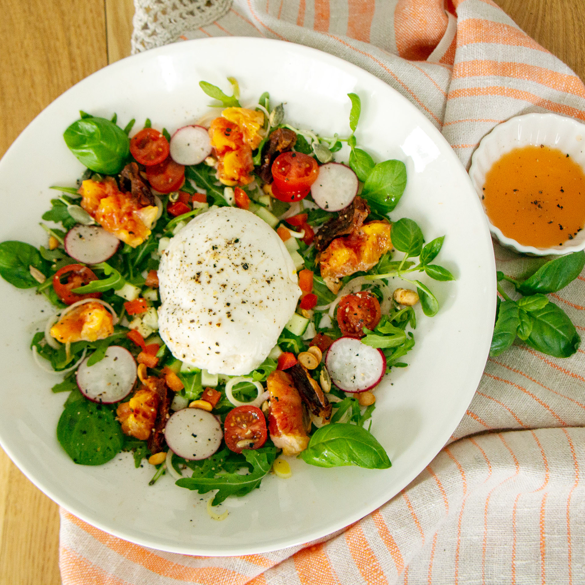Mozzarella-veriappelsiinisalaatti