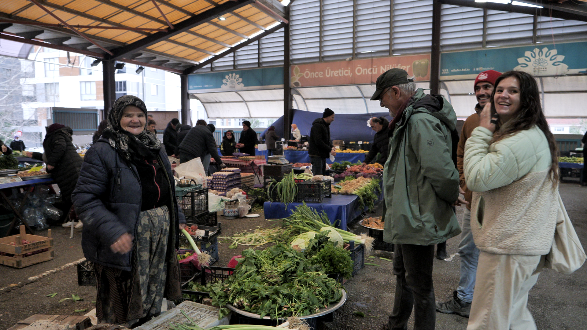 Marché fermier de Konak. Sultan Yenge, Arca Atay, Pierre-Luc ALonso, Laurine Argentin (de gauche à droite)