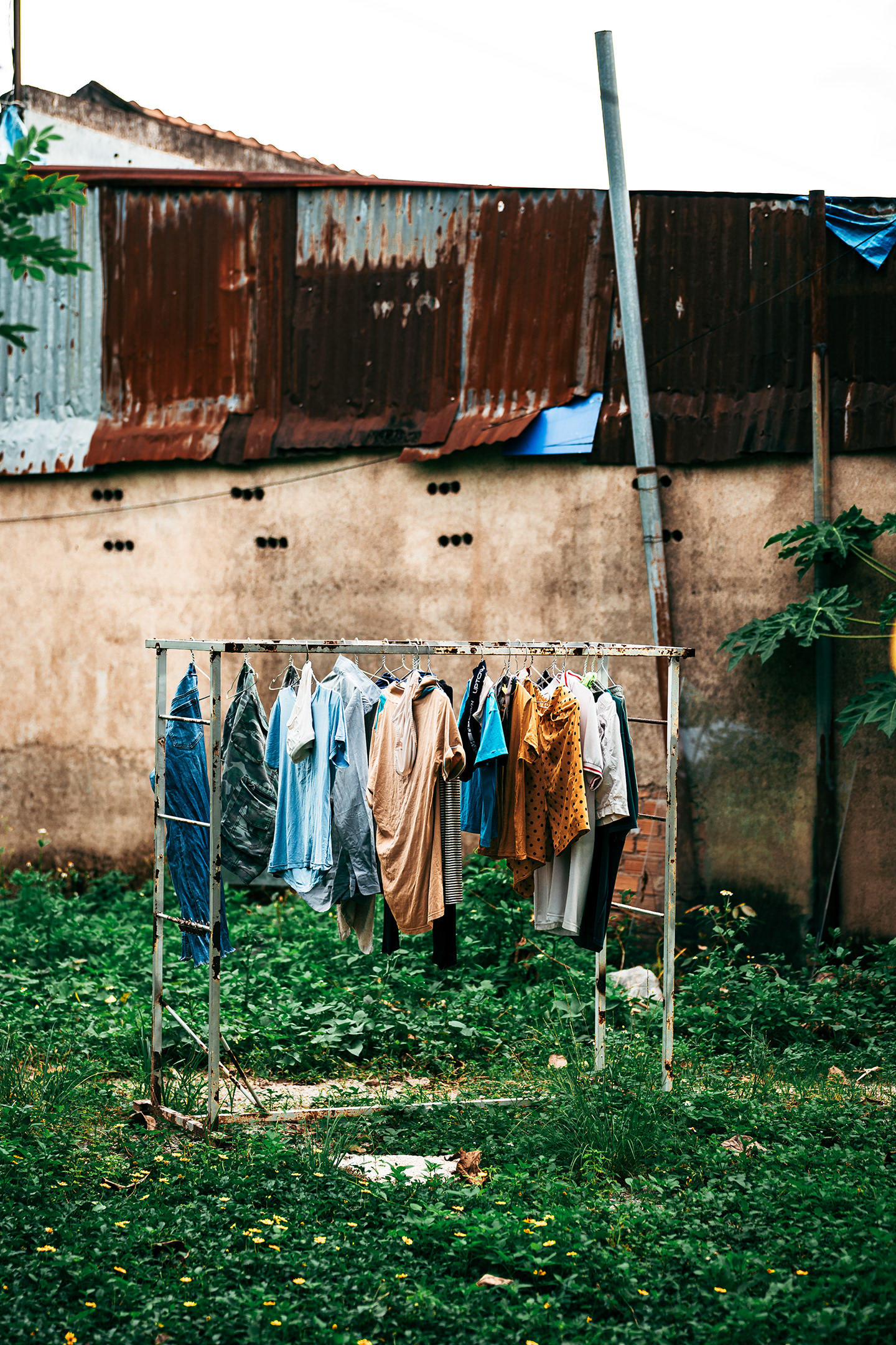 Aufgehängt: Neben der Raststätte trocknet Kleidung.