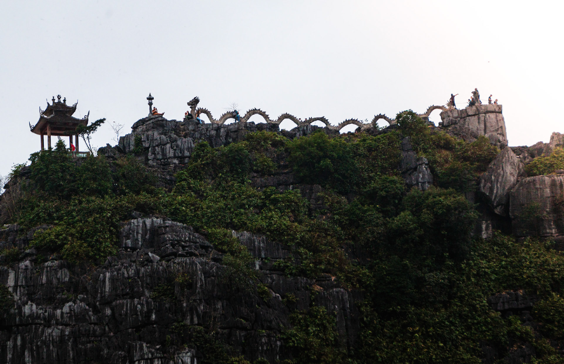 Auf dem Felsen schlängelt sich ein steinerner Drache entlang. Das Klettern auf ihm und um ihn herum ist anspruchsvoll.