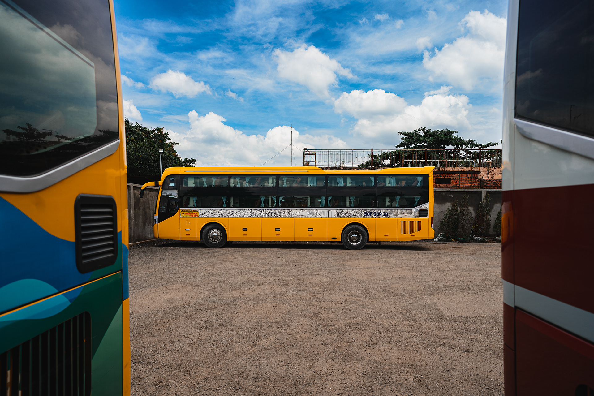 Außenstation: Aus Sài Gòn werden die Fahrgäste im Shuttlebus zu den großen Reisebussen befördert. Damit müssen die Ungetüme nicht in die Stadt fahren.