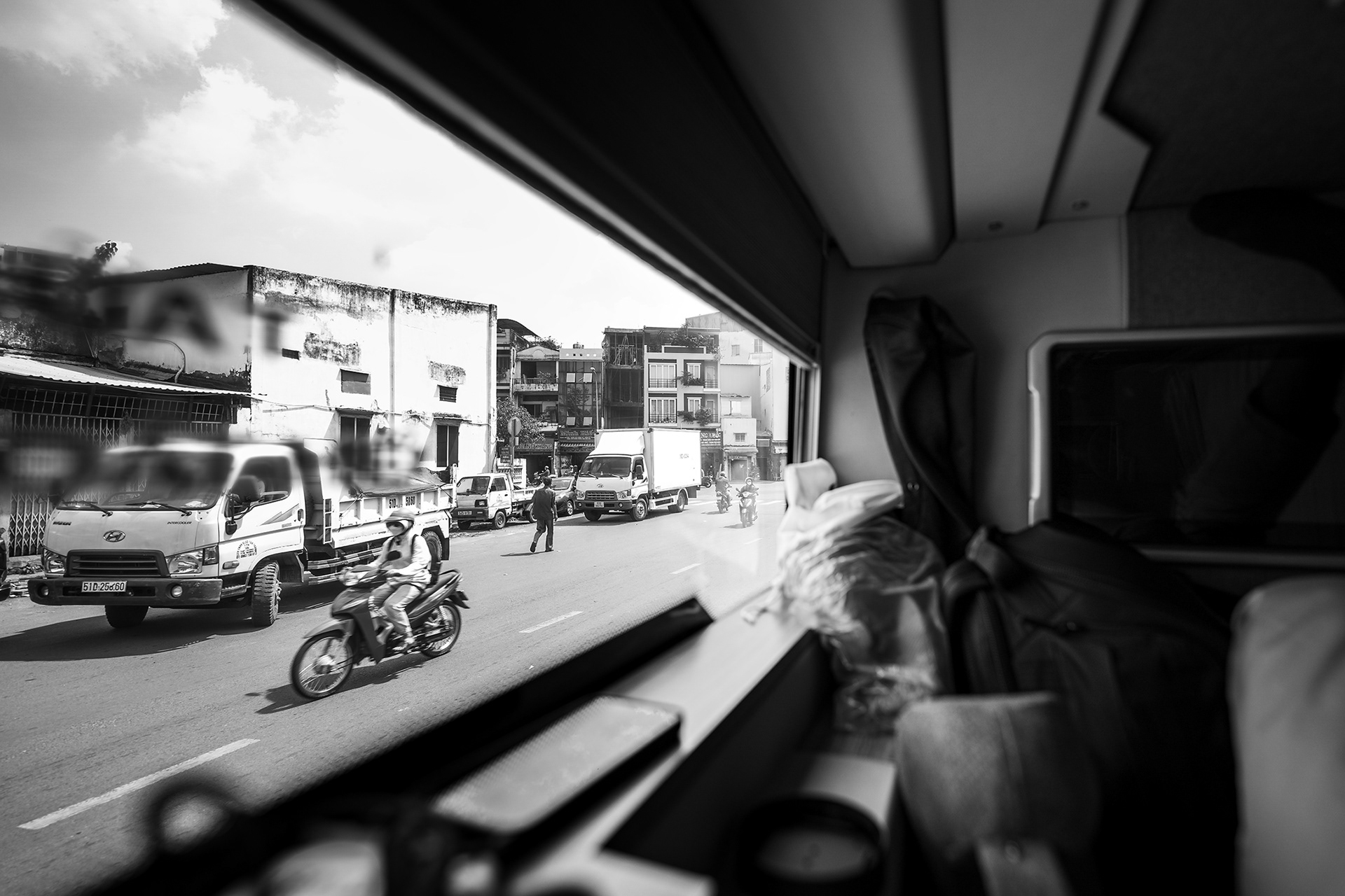 Raus aus Sài Gòn: bequemer Ausblick aus der Business-Class-like-Buskabine.