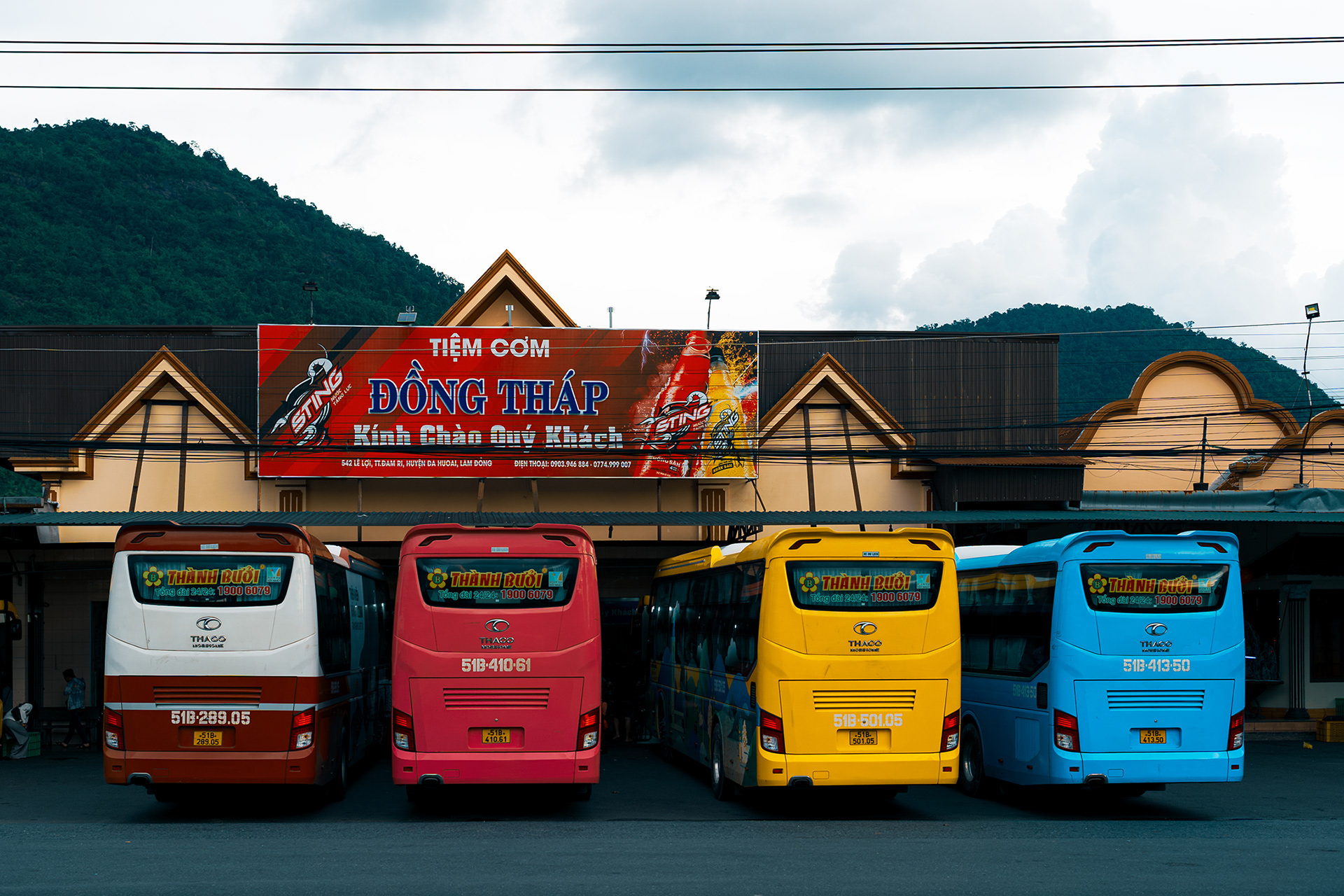 Bunte Busse: 30-minütige Pause auf halber Strecke von Sài Gòn nach Đà Lạt.