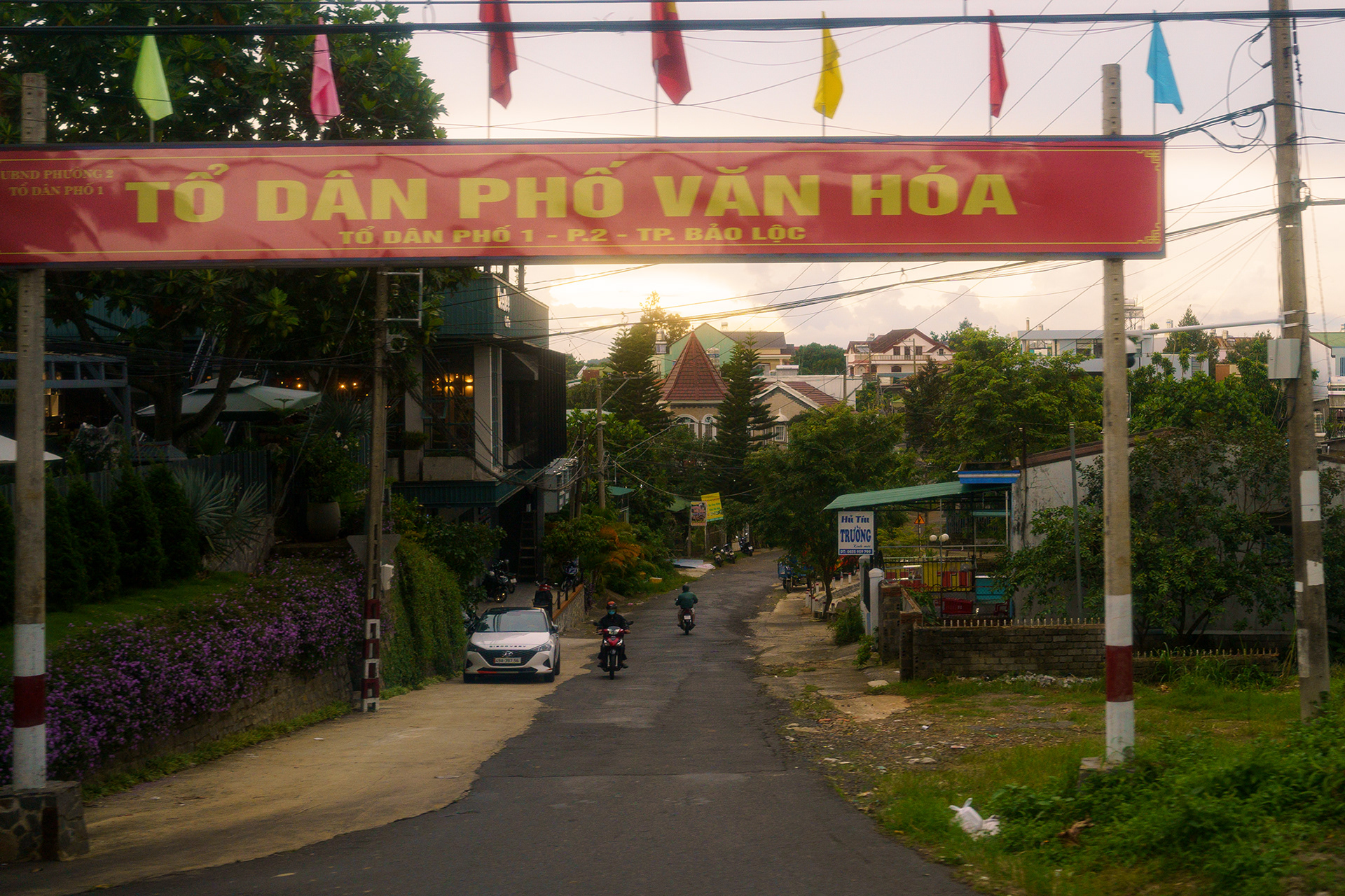 Auf dem Weg nach Đà Lạt durchkreuzt der Bus auch die Stadt Bảo Lộc mit ihren 155.000 Einwohner*innen.