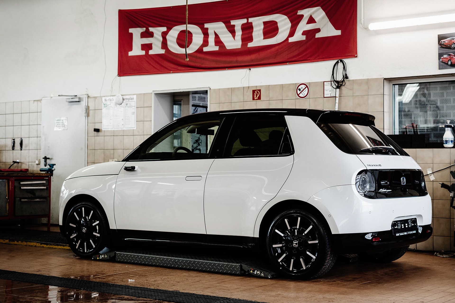 Ganz frisch: Der Honda E bei der Abholung.