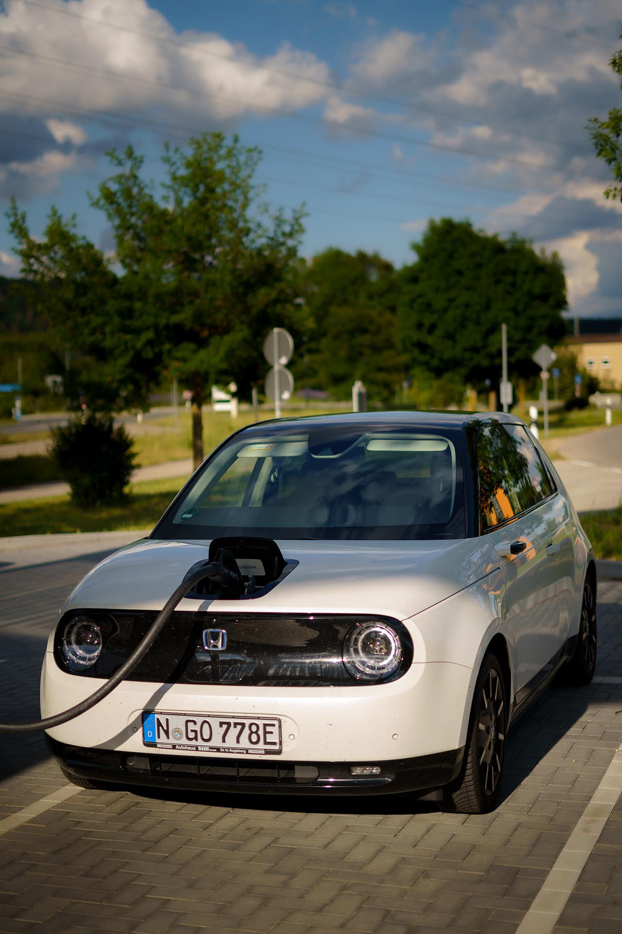 Frontlader: Der Honda E hat den Ladestecker vorn - praktischer als man denkt.