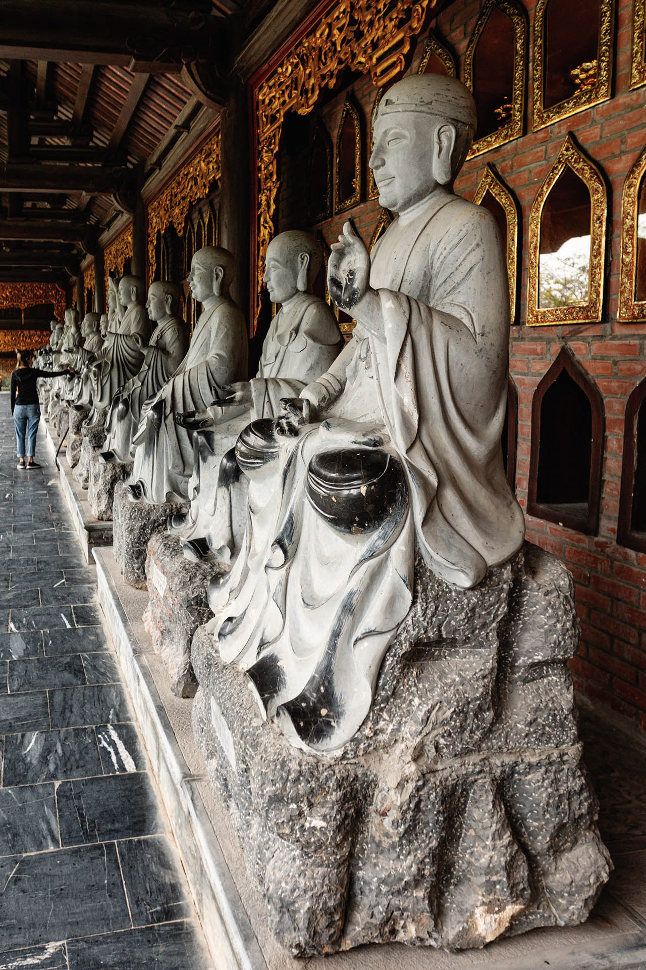 Arhat-Statuen säumen den Weg.