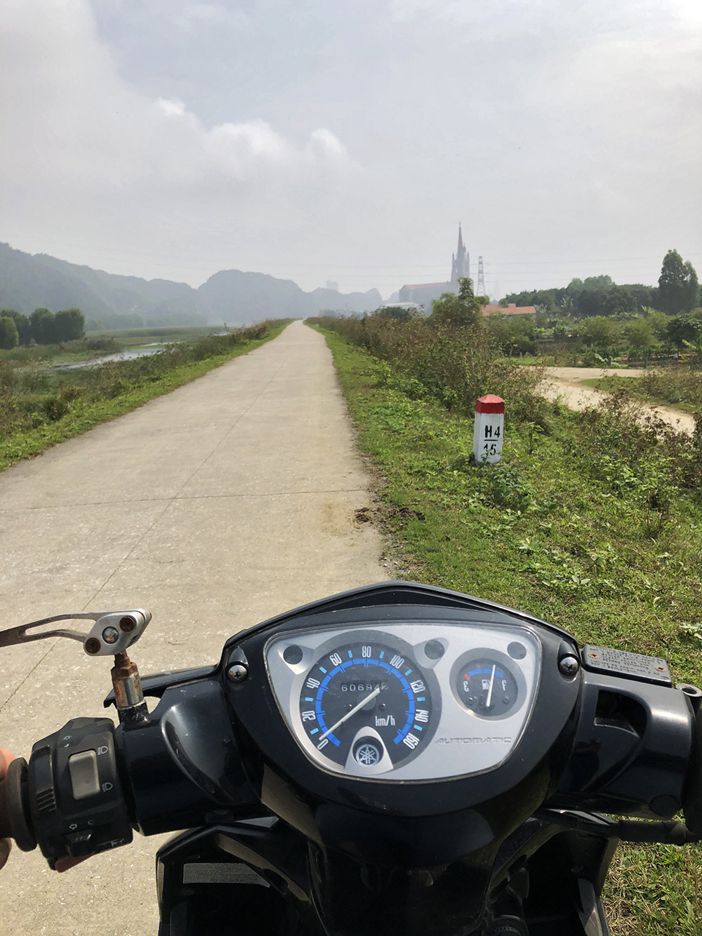 Hier sieht man in einiger Entfernung die katholische Kirche Nhà Thờ Giáo Xứ Lãng Vân.