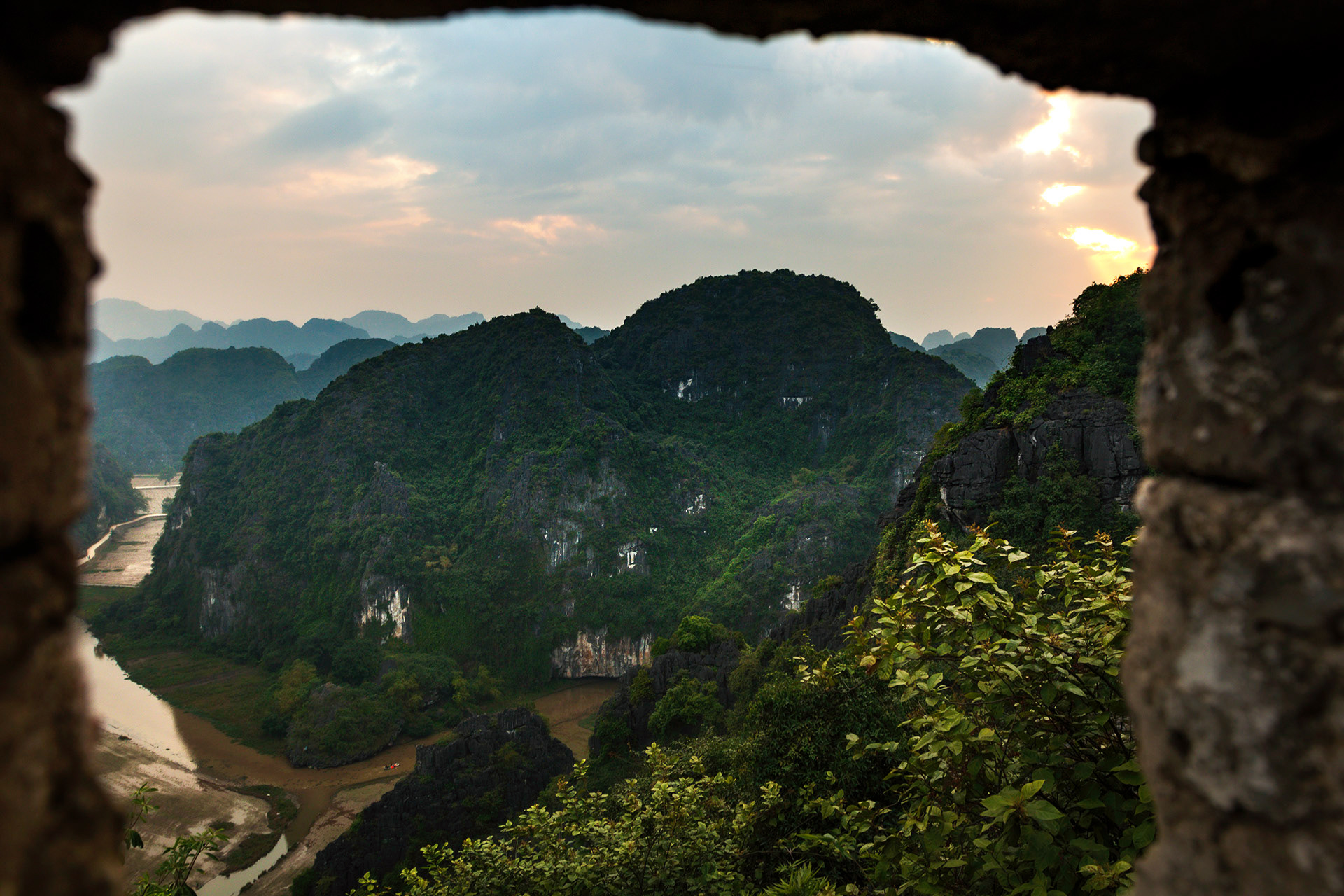 Bei richtigem Licht wird man mit einer beeindruckenden Aussicht über Tam Cốc belohnt.