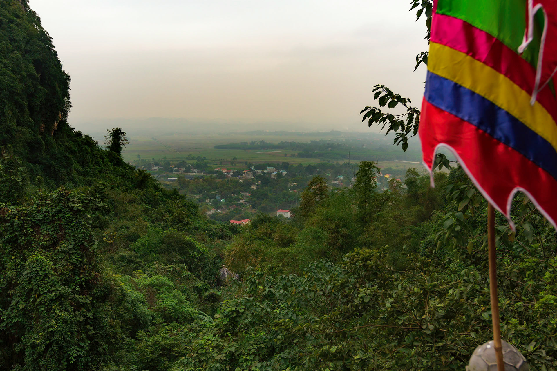 Der Blick von der alten Bái Dính-Pagode hinab ins Tal.