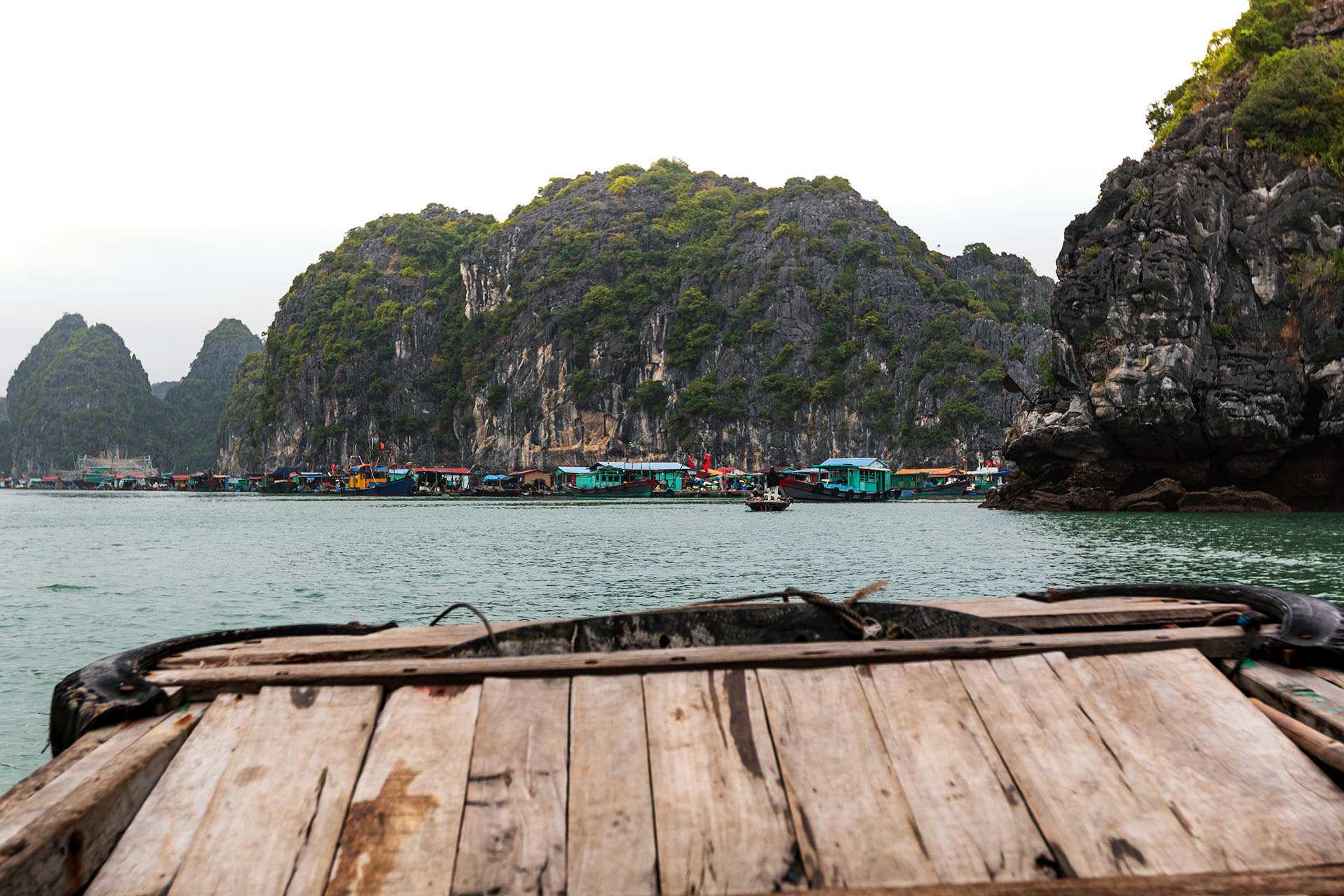 Der Ausblick auf die "floating villages", die schwimmenden Dörfer der Lan Ha Bay.