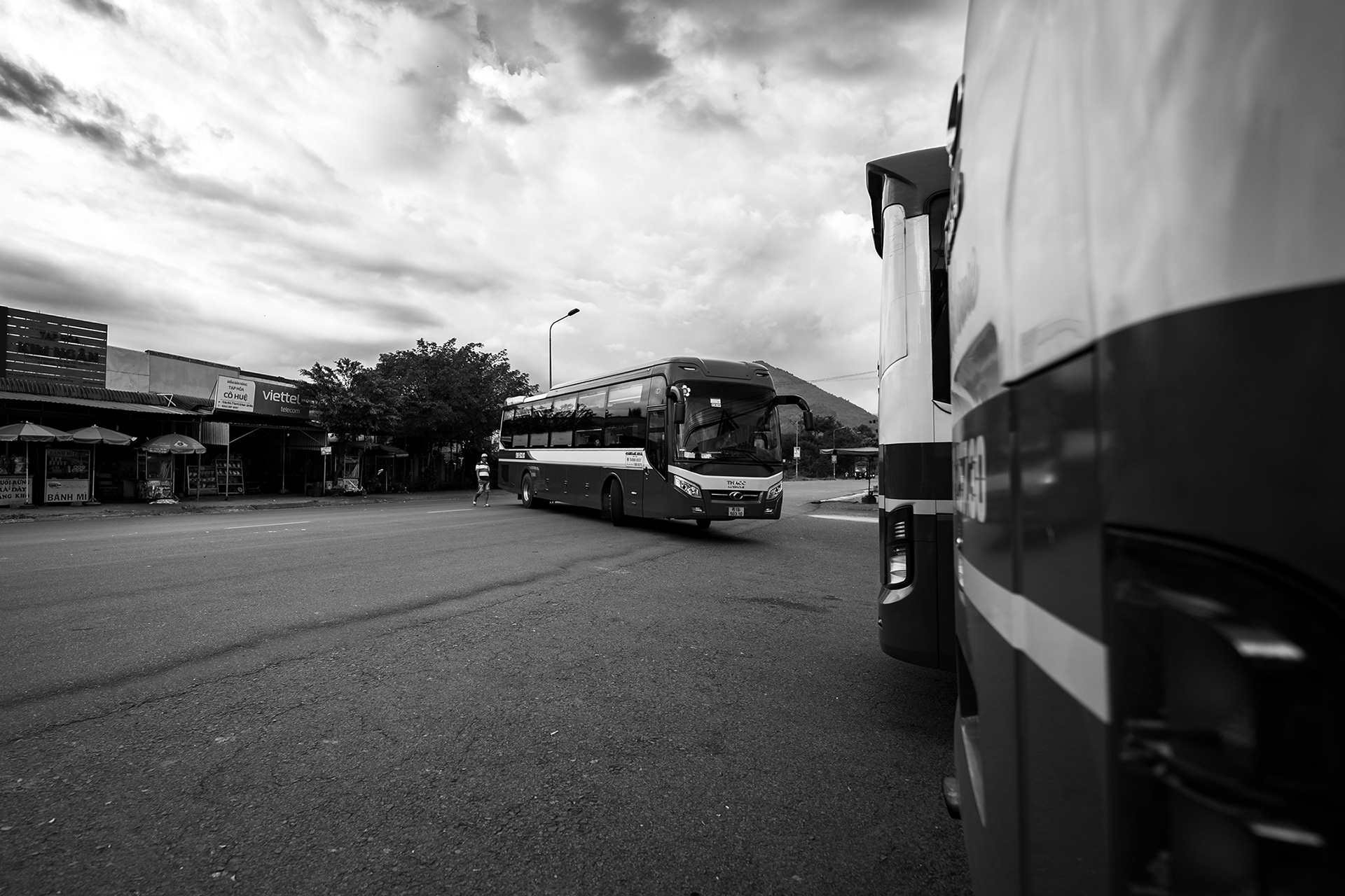 Abenteuerlich: Reisebusse beim Rangieren mitten auf der vielbefahrenen Landstraße.