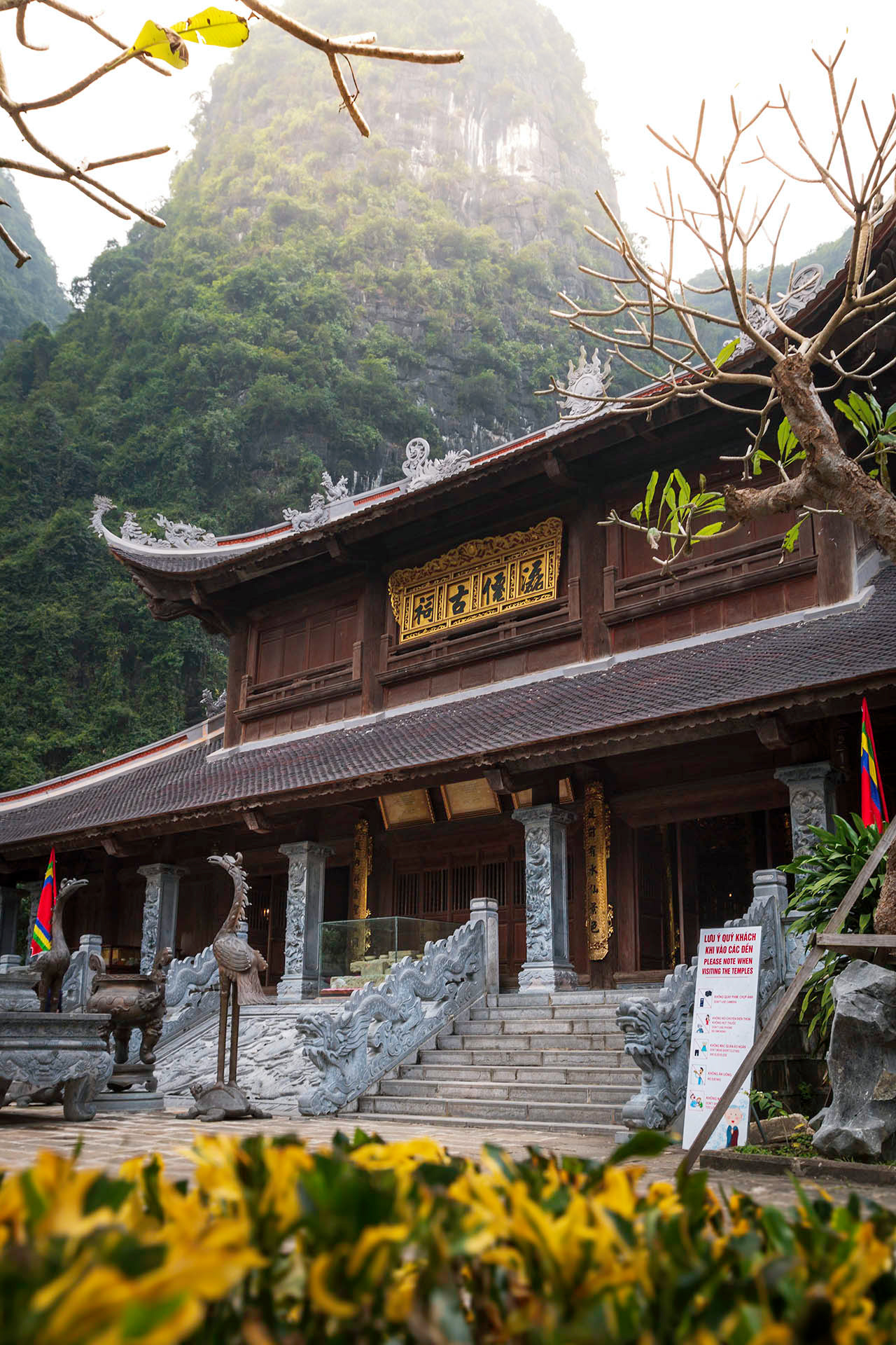 Zwischenstopp bei einem der vielen Tempel in der Umgebung Ninh Bìnhs.