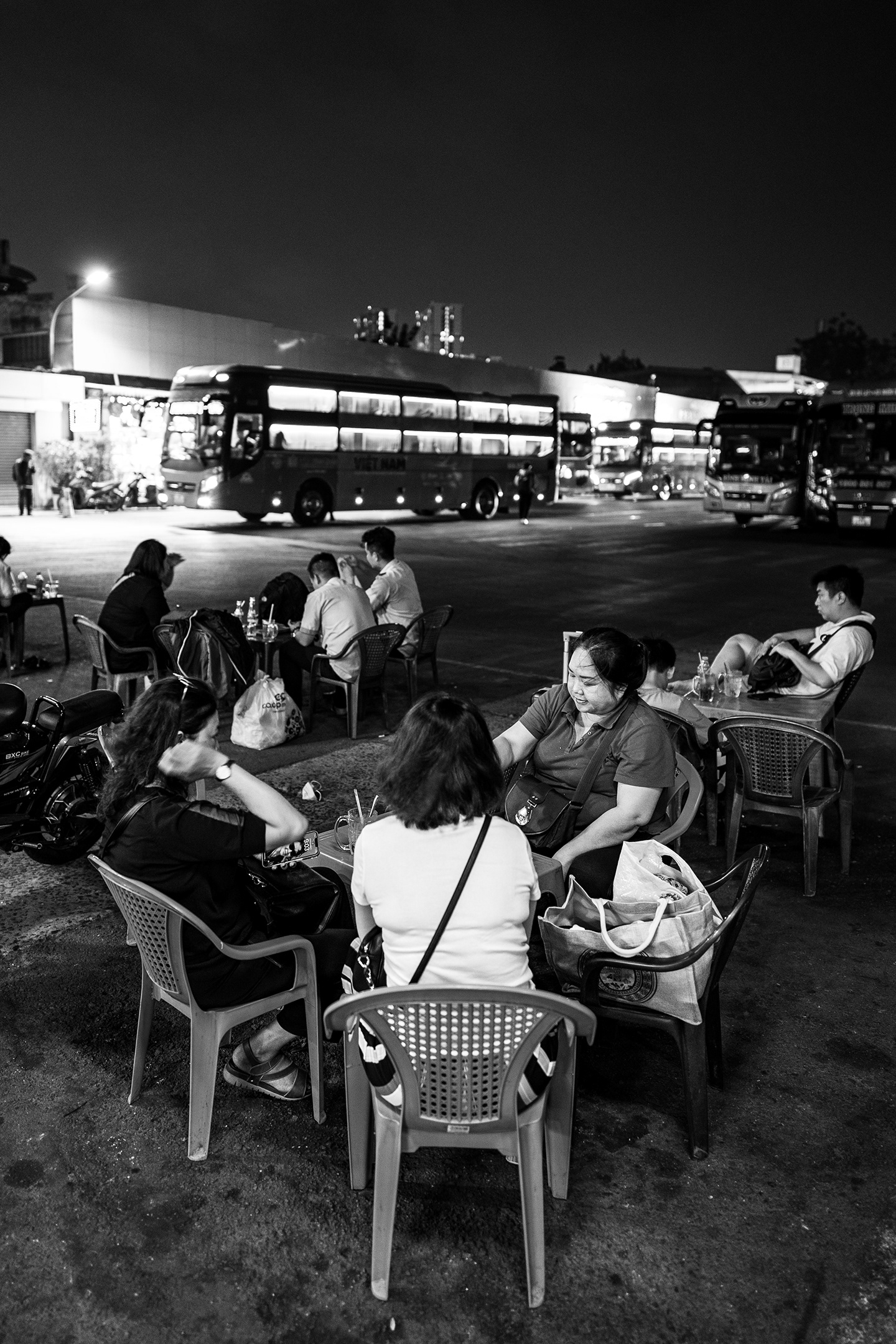 Warten auf der richtigen Bus: Am Fernbusbahnhof Bến xe Miền Tây herrscht hektischer Betrieb.