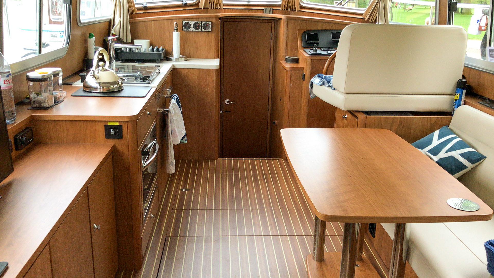 Spacious saloon - all on one level