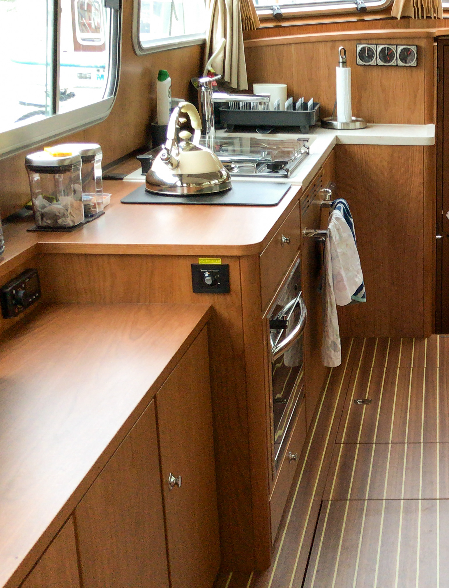 Well appointed galley with gas hob, oven, fridge and matching kettle!