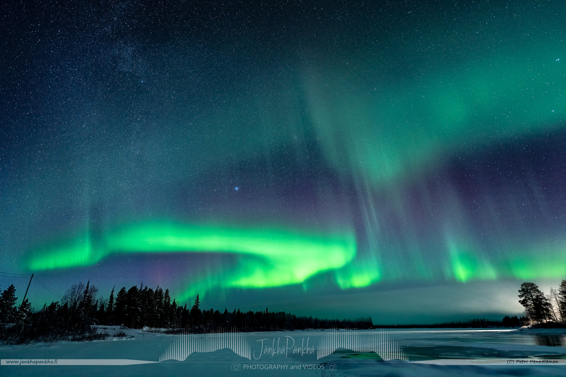 Northern lights over the Ounasjoki River in Ylikyrö, Raattama