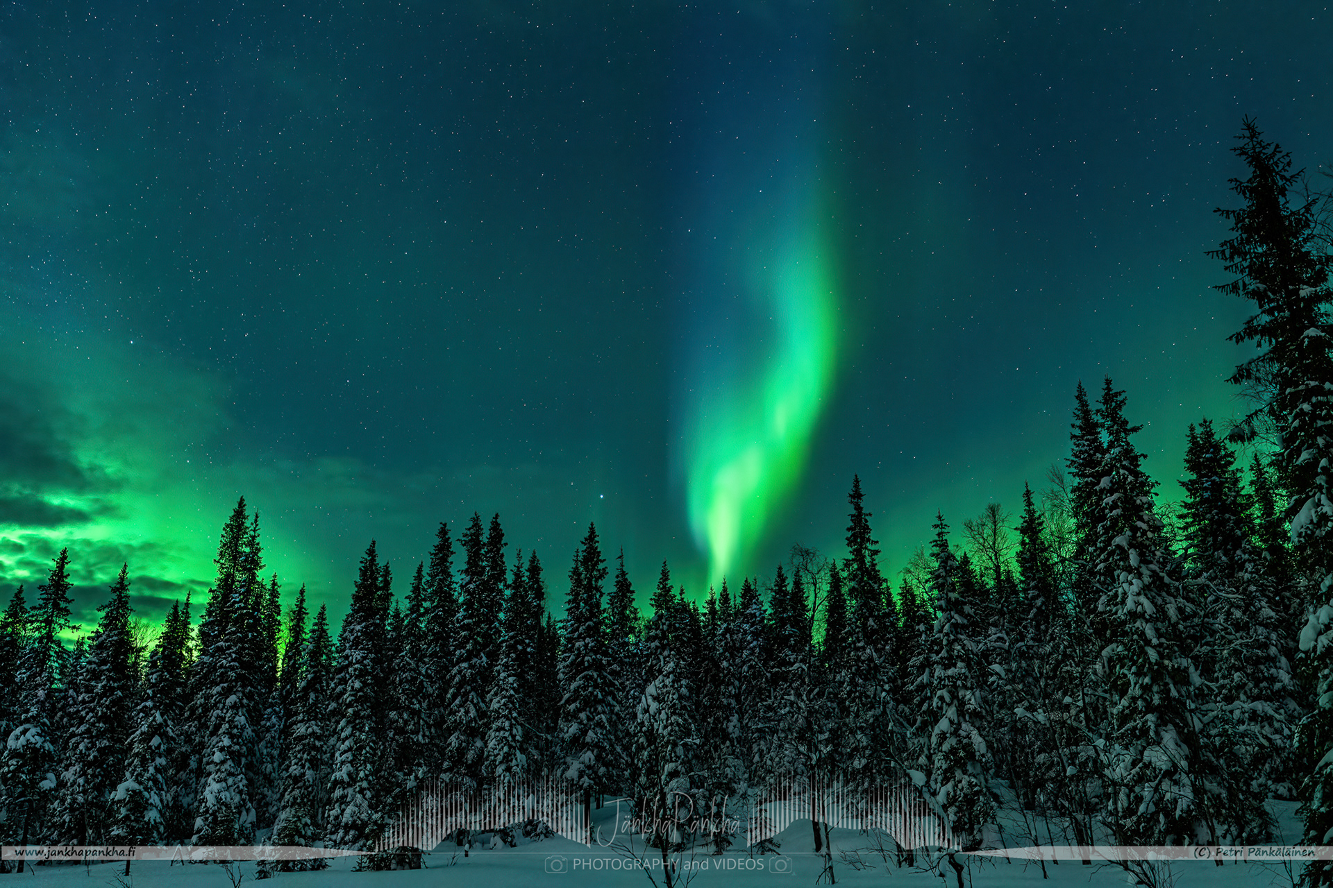 Rarely visible blue northern lights in Äkäslompolo, Finland