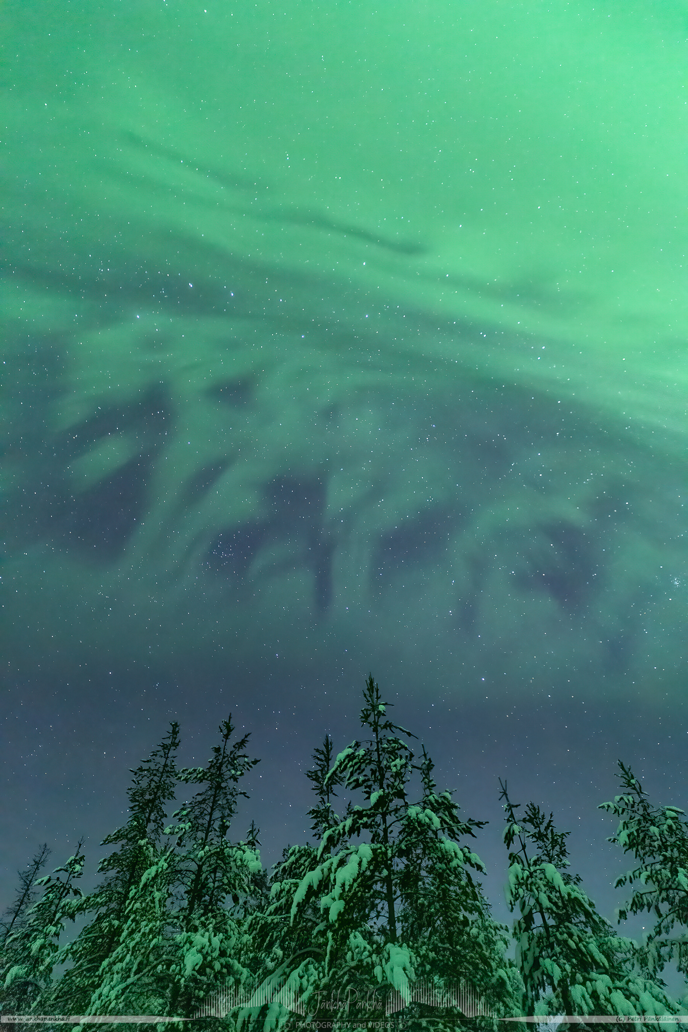 Pulsating northern lights at very early morning in Saariselkä