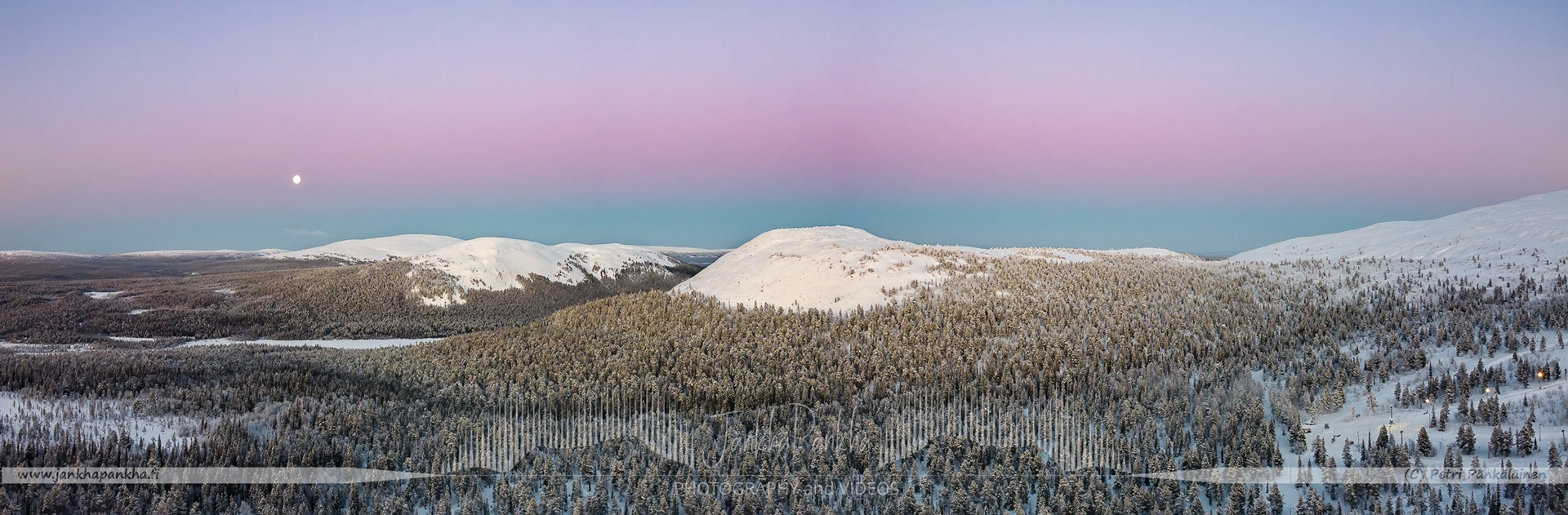 Pastel-colored skies and snow-covered landscapes at the autumn sunset. Kesänkitunturi and Kellostapuli at the front.