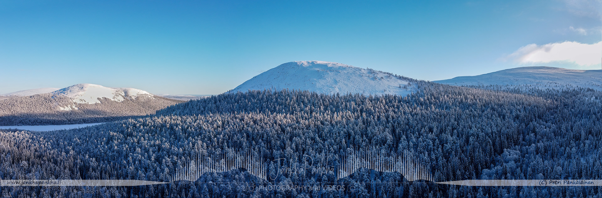 Blue skies and snow-covered landscapes in the autumn. The Kesänkitunturi and Kellostapuli at the front.