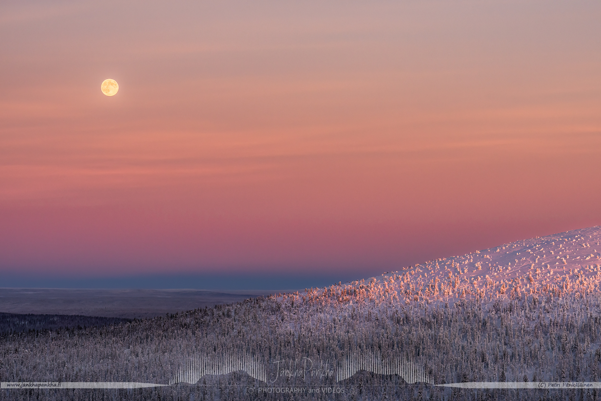 The moon over the Lommoltunturi fell