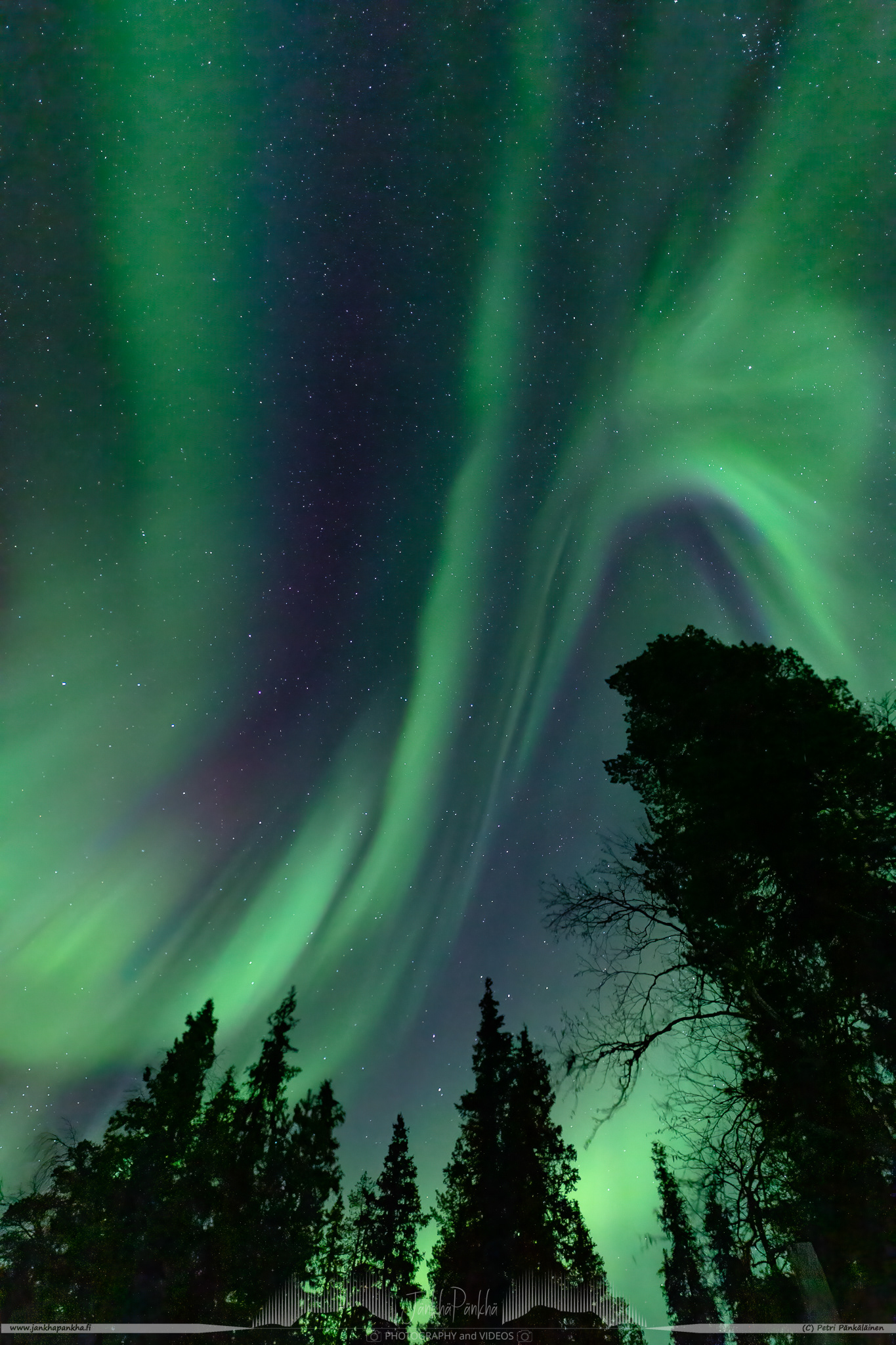 Full sky northern lights corona over the lake Pallasjärvi in Finland. The photo is from the Punainenhiekka hut. The  Punainenhiekka Day-use Hut is situated at the south end of Lake Pallasjärvi.