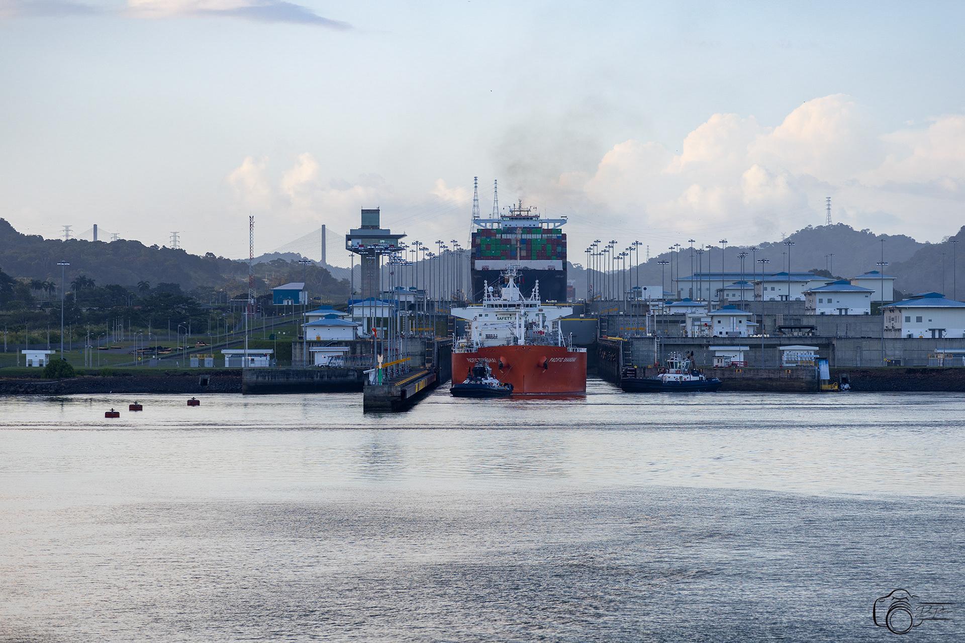 Ships in Cocoli Locks