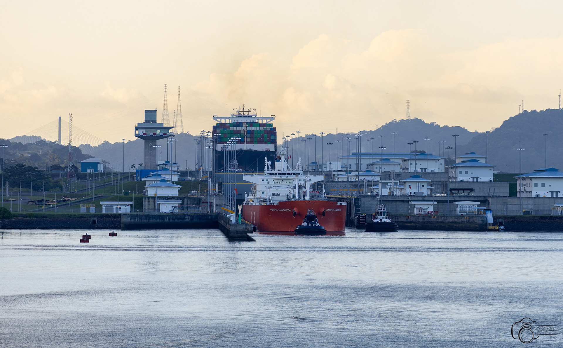 Ships in Cocoli Locks