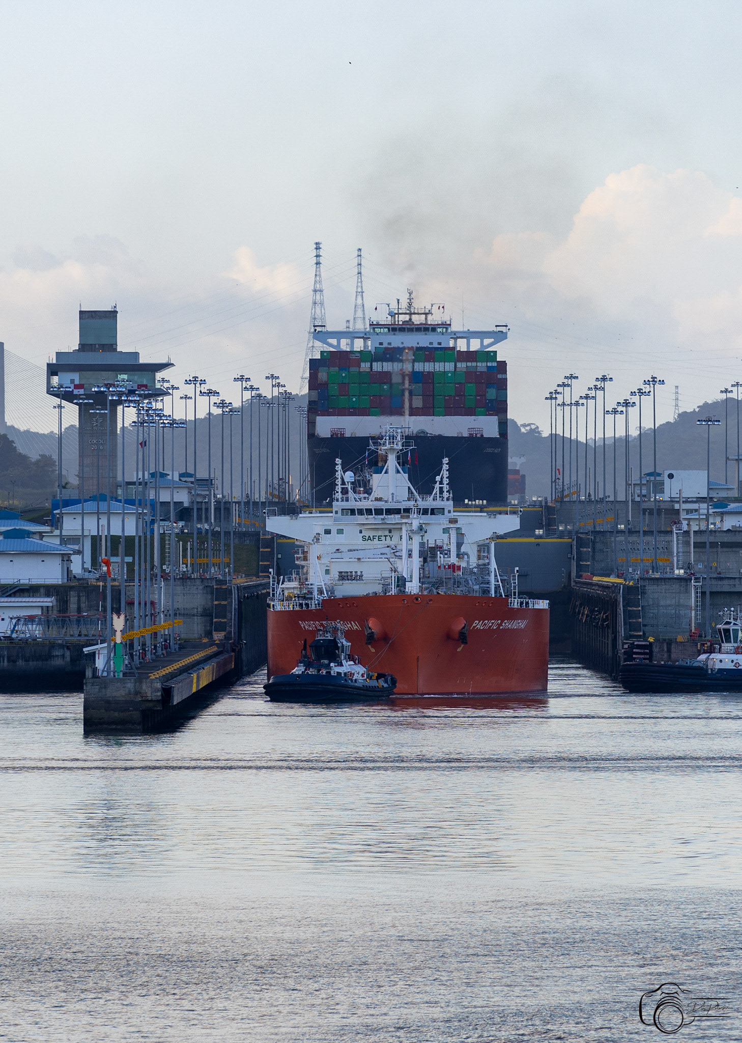 Ships in Cocoli Locks