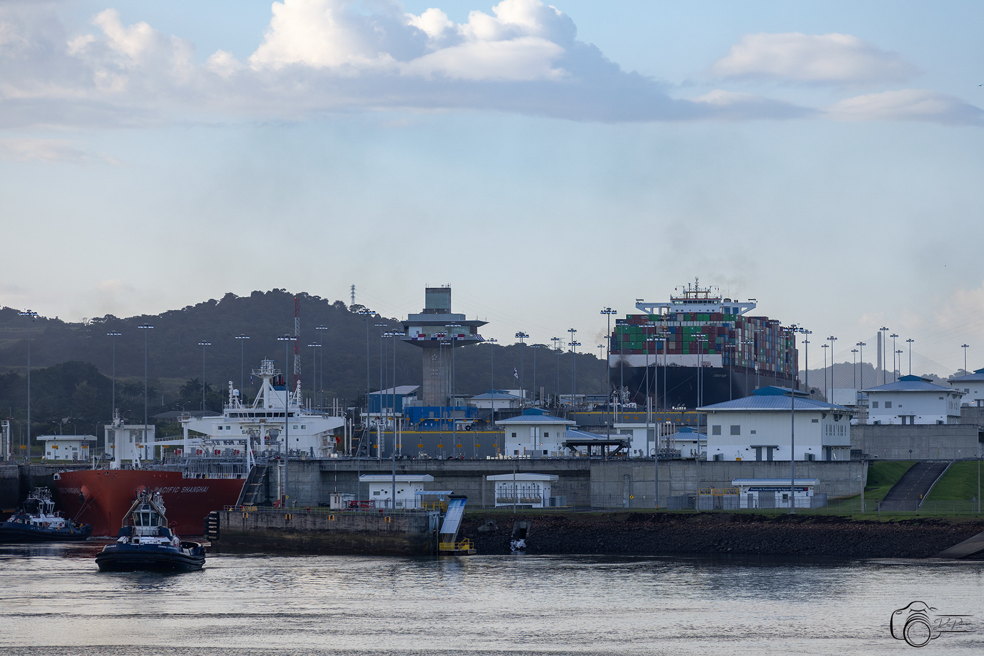 Ships in Cocoli Locks