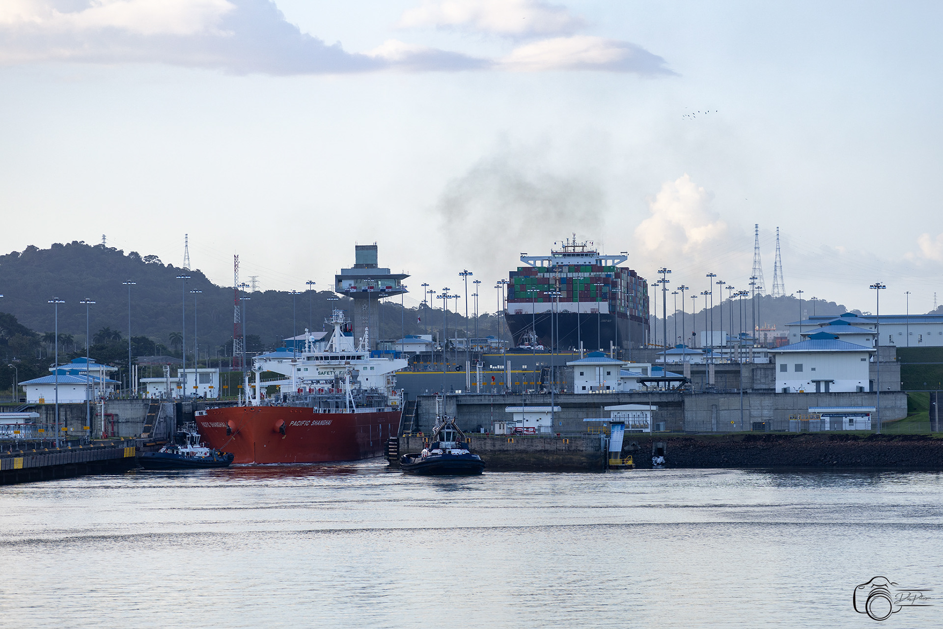 Ships in Cocoli Locks