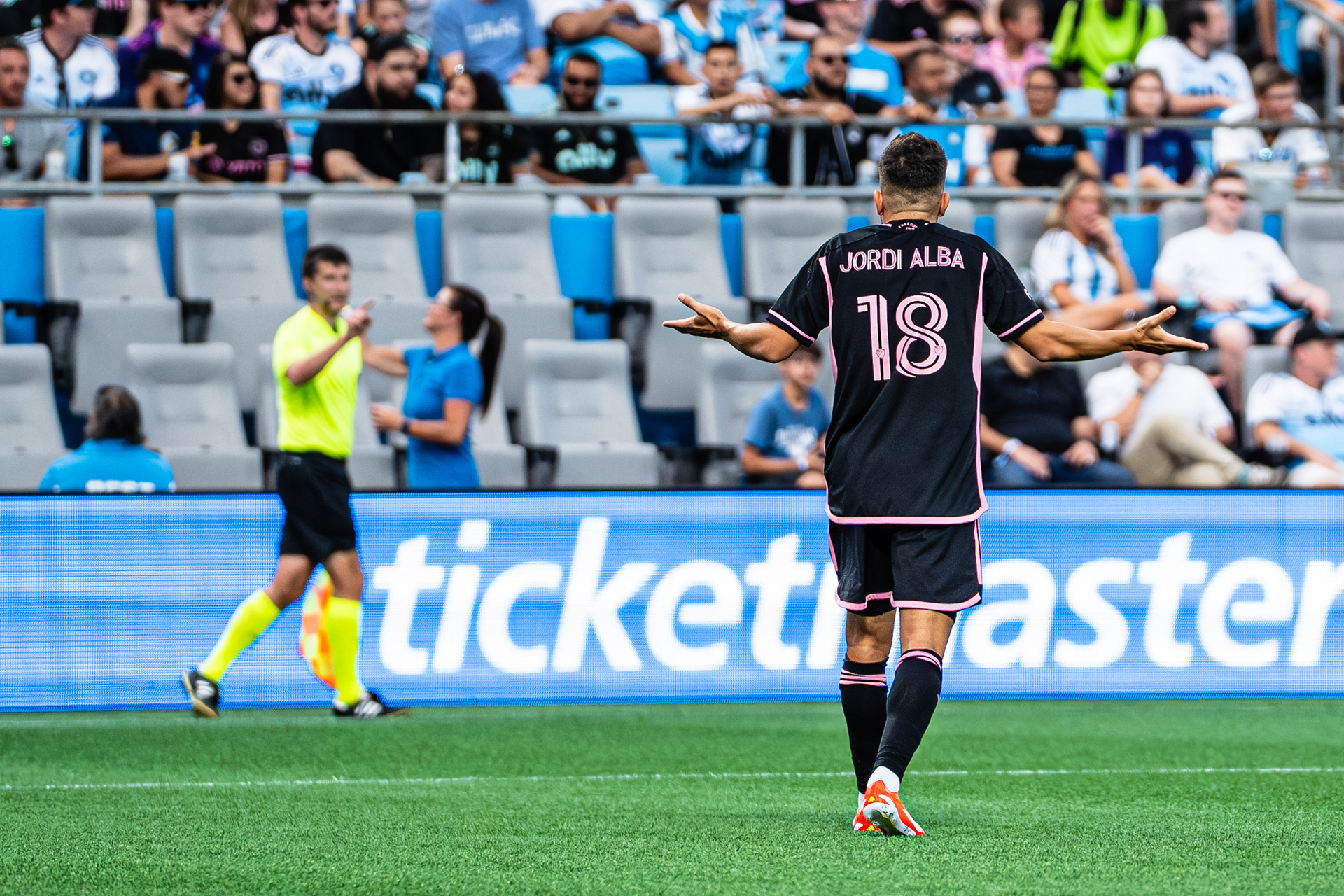 Jordi Alba argues with the linesman over a possible foul, MLS, USA. © AndyMaxPhotography. All rights reserved.