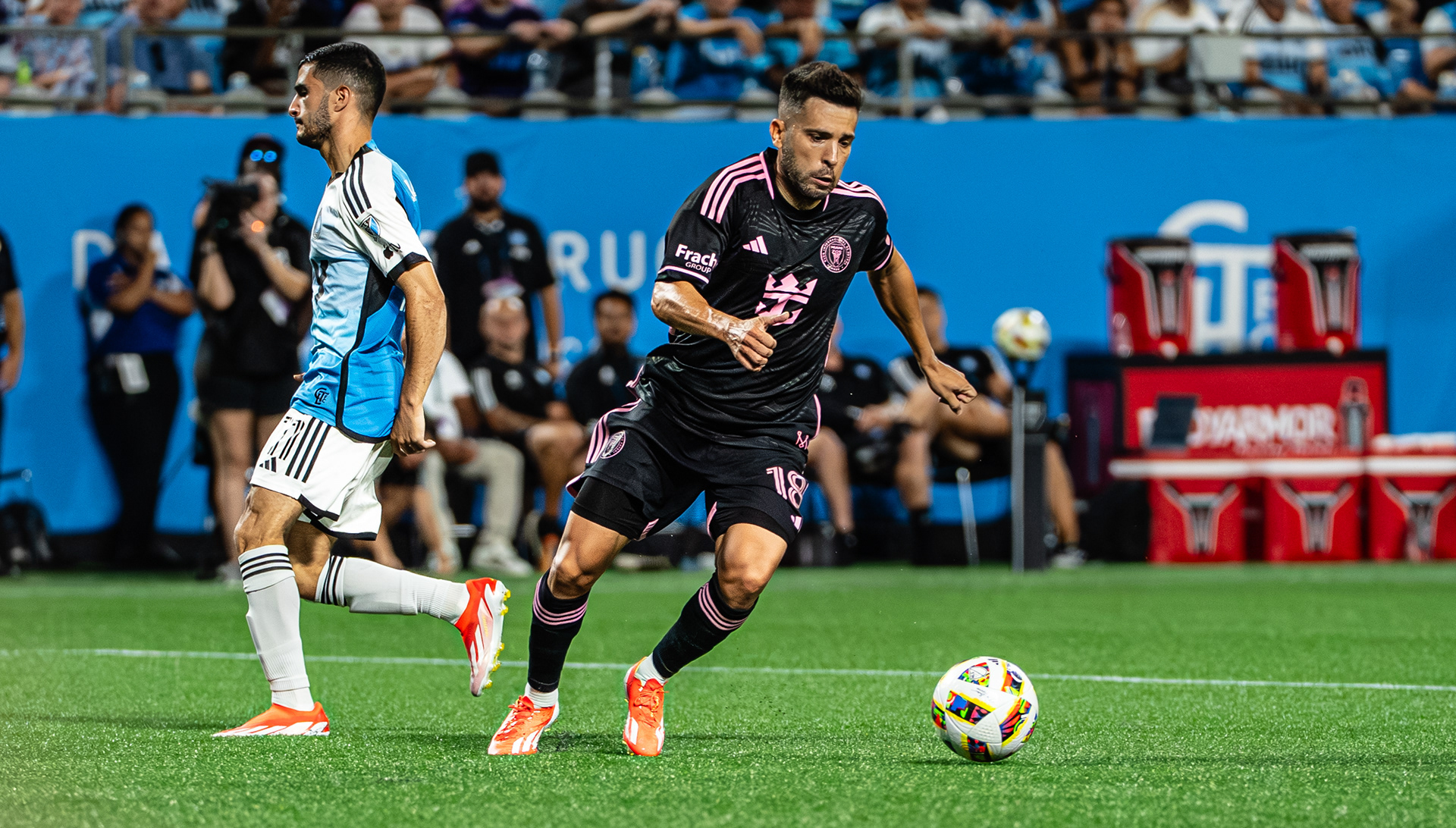Jordi Alba shuts down the attacker and plays out from the back. © AndyMaxPhotography. All rights reserved.